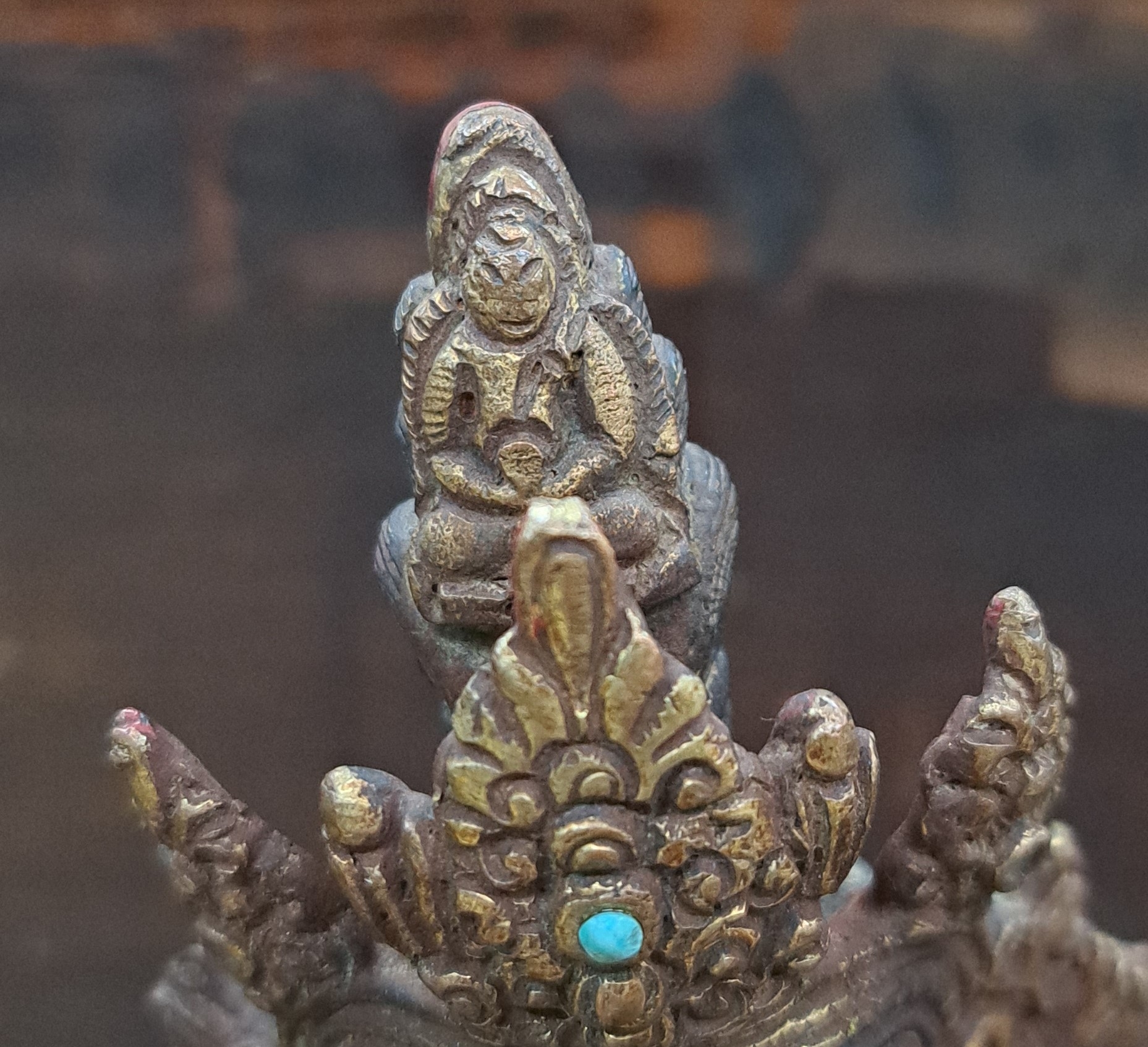 Detail c: Bodhisattva Padmapani - "Der Lotusträger", Nepal, 20. Jh., Kupferlegierung, vergoldet, ikonograpische Bemalung des Gesichtes, Steinbesatz, ...