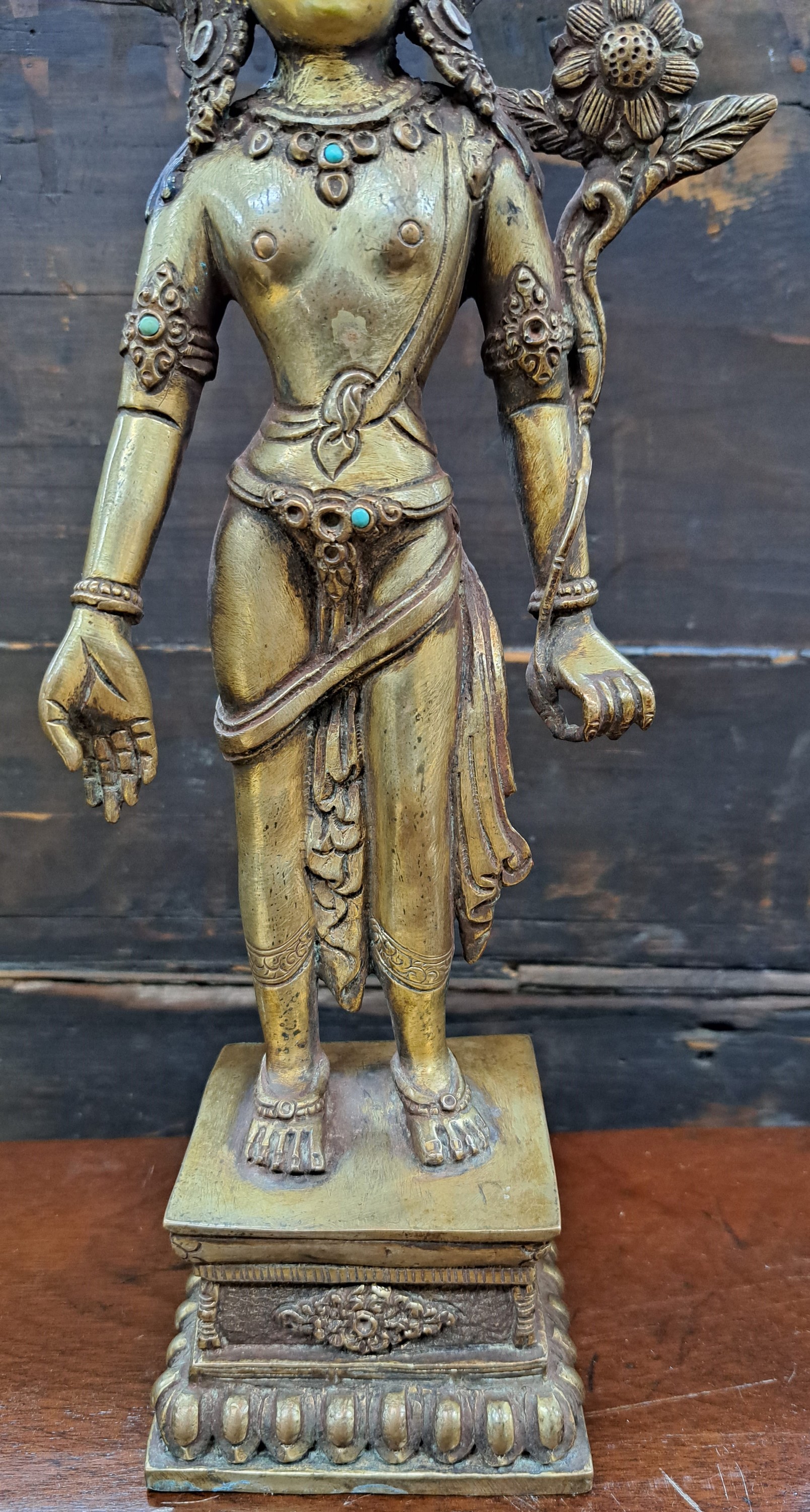 Detail d: Bodhisattva Padmapani - "Der Lotusträger", Nepal, 20. Jh., Kupferlegierung, vergoldet, ikonograpische Bemalung des Gesichtes, Steinbesatz, ...