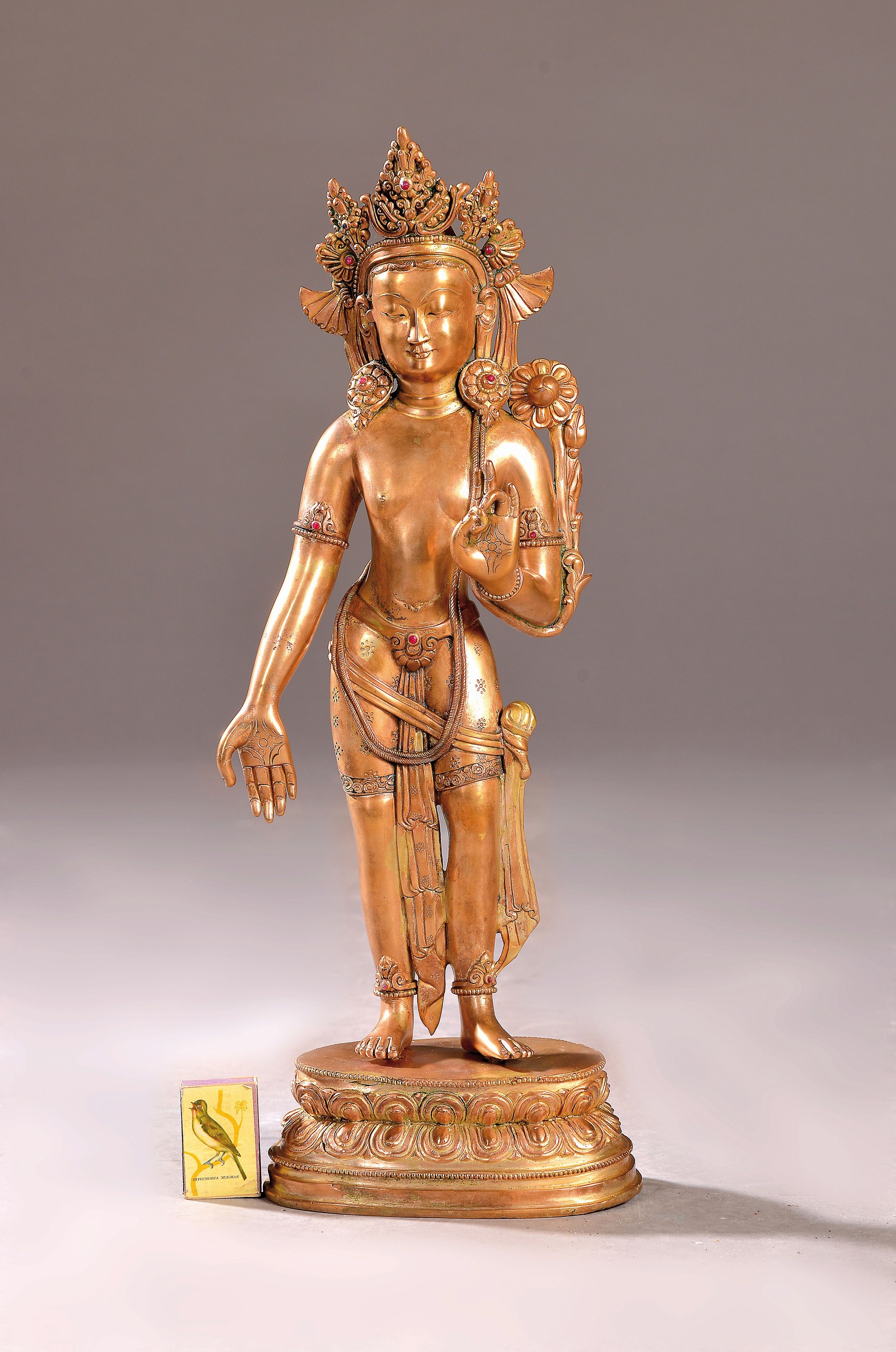 Bodhisattva Padmapani - "Der Lotusträger", Nepal, 20. Jh., Kupferlegierung, vergoldet, stehend, auf dem Haupt eine dreifache Krone, die ...