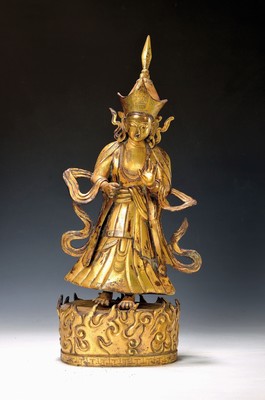 Image 26903438 - Padmasambhava auf Flammensockel, China, um 1920-50, Kupferlegierung, vergoldet, H. 52 cm