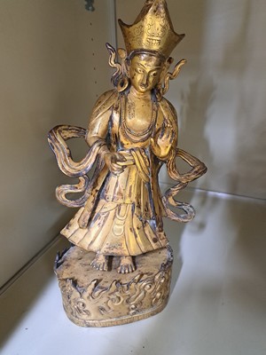 26903438a - Padmasambhava auf Flammensockel, China, um 1920-50, Kupferlegierung, vergoldet, H. 52 cm