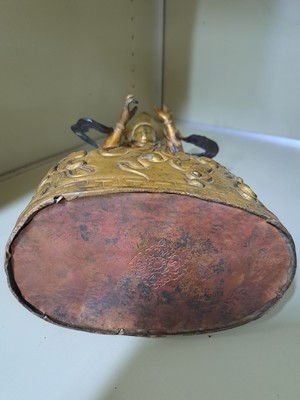 26903438d - Padmasambhava auf Flammensockel, China, um 1920-50, Kupferlegierung, vergoldet, H. 52 cm