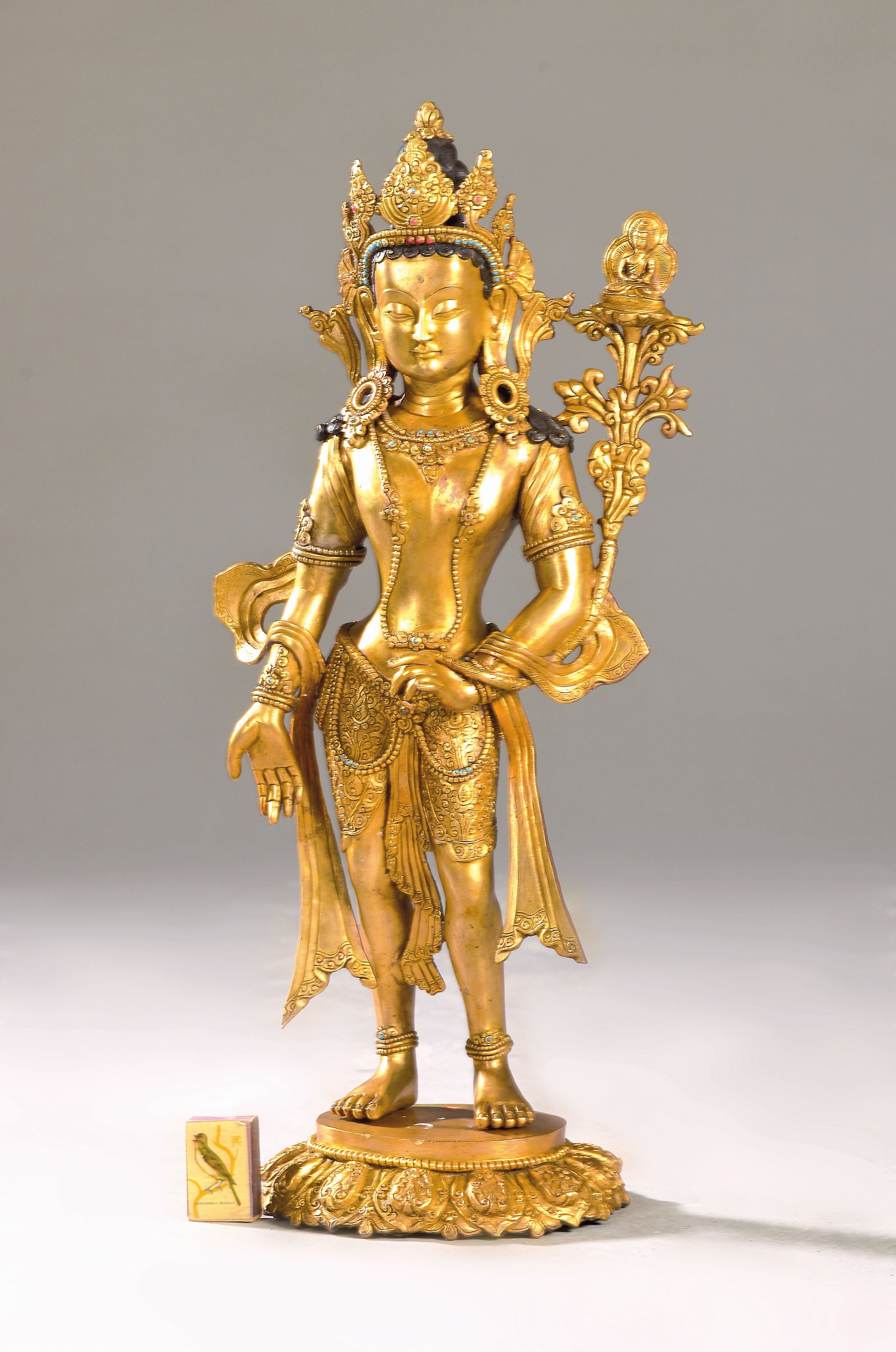Bodhisattva Padmapani - Der Lotusträger, Nepal, Mitte 20. Jh., Kupferbronze, feuervergoldet, Steinbesatz, oben auf dem Blütenstängel, befindet ...