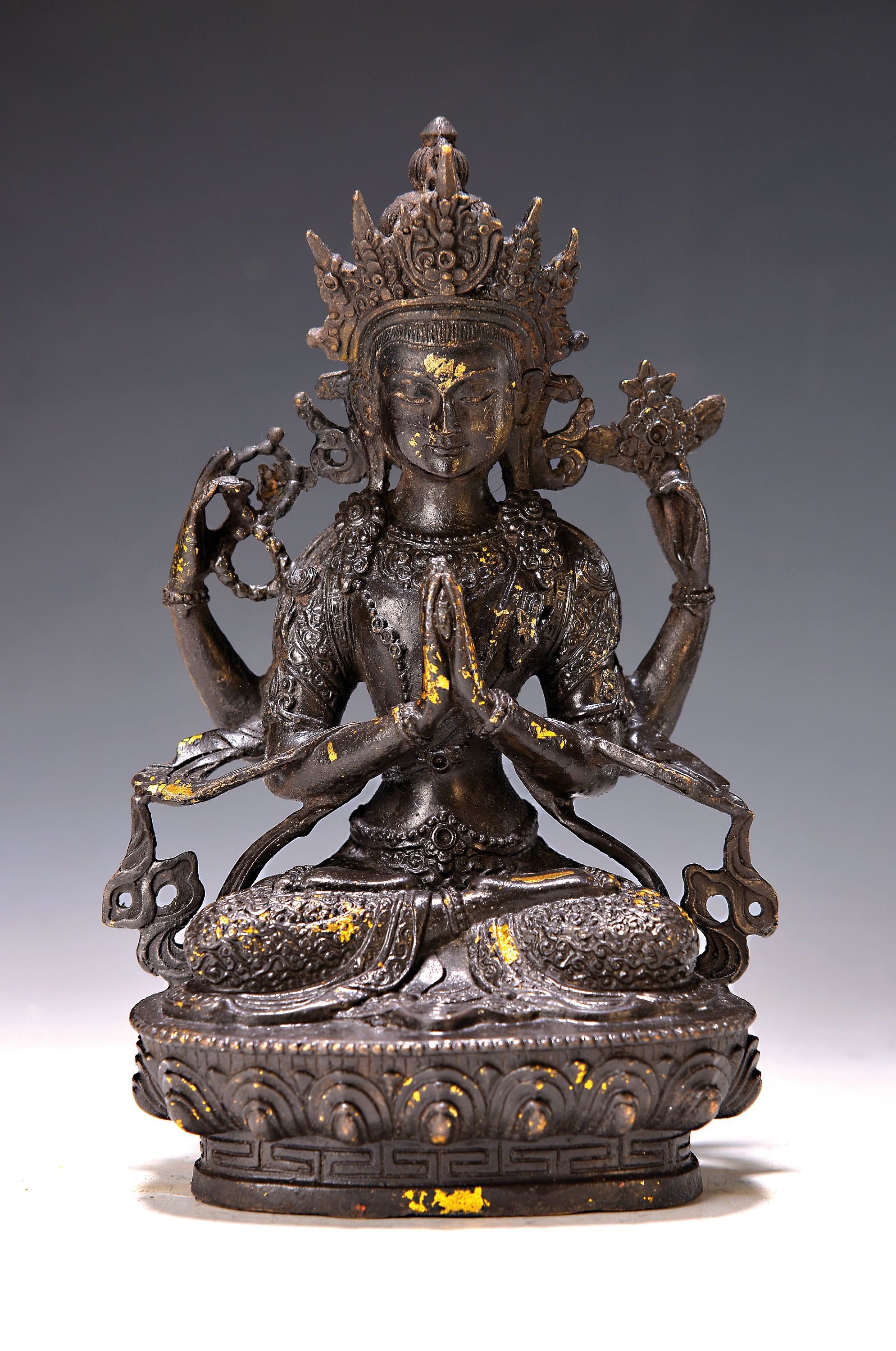 Vierarmiger "Bodhisattva des Mitgefühls" Avalokiteshvara-Shadakshari, Nepal, um 1950, Bronze, patiniert, H. 22 cm, Reste von Vergoldung