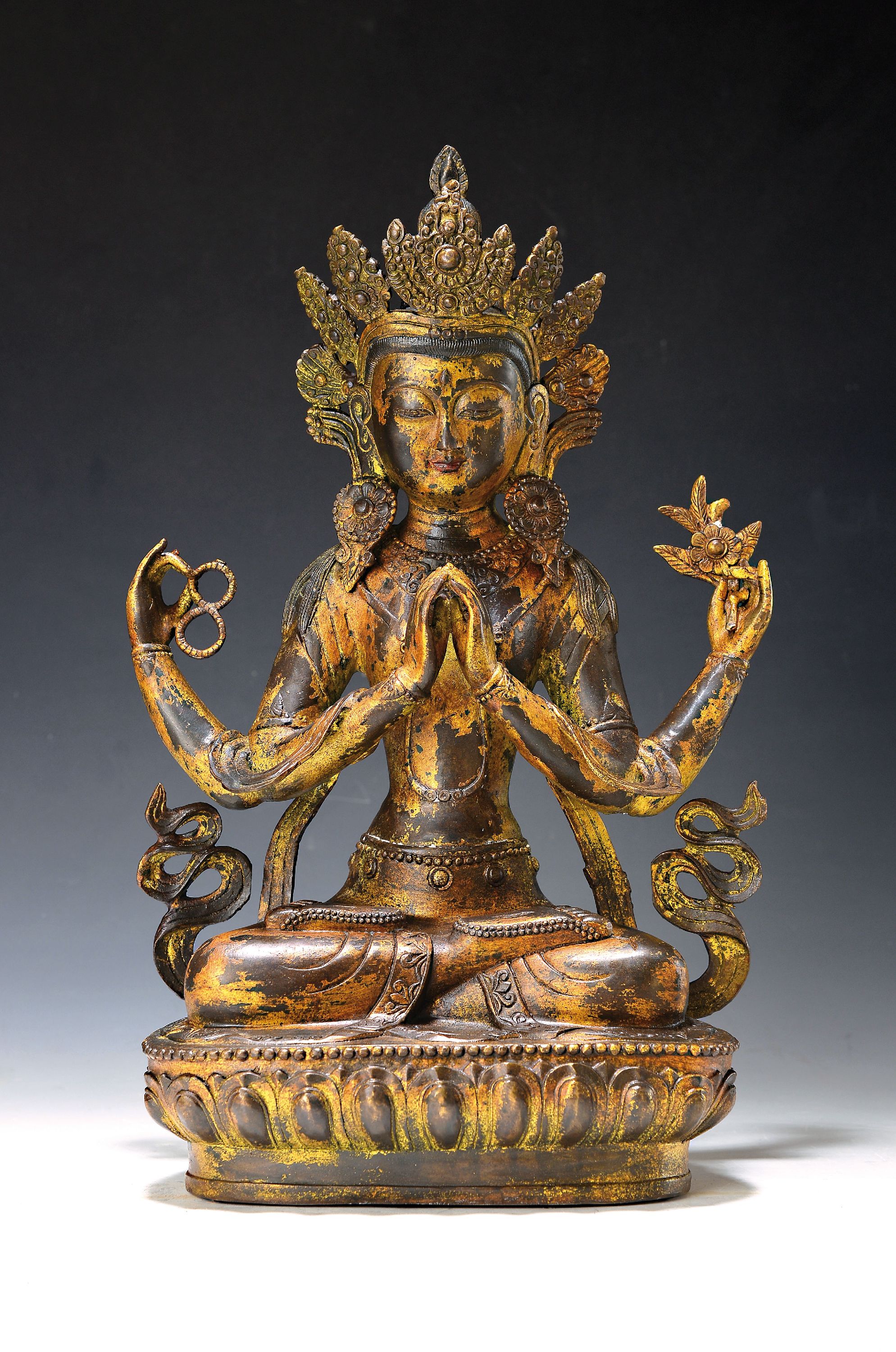 Vierarmiger "Bodhisattva des Mitgefühls" Avalokiteshvara-Shadakshari, Nepal, 20.Jh. , Kupferlegierung, feuervergoldet, H. ca. 45 cm
