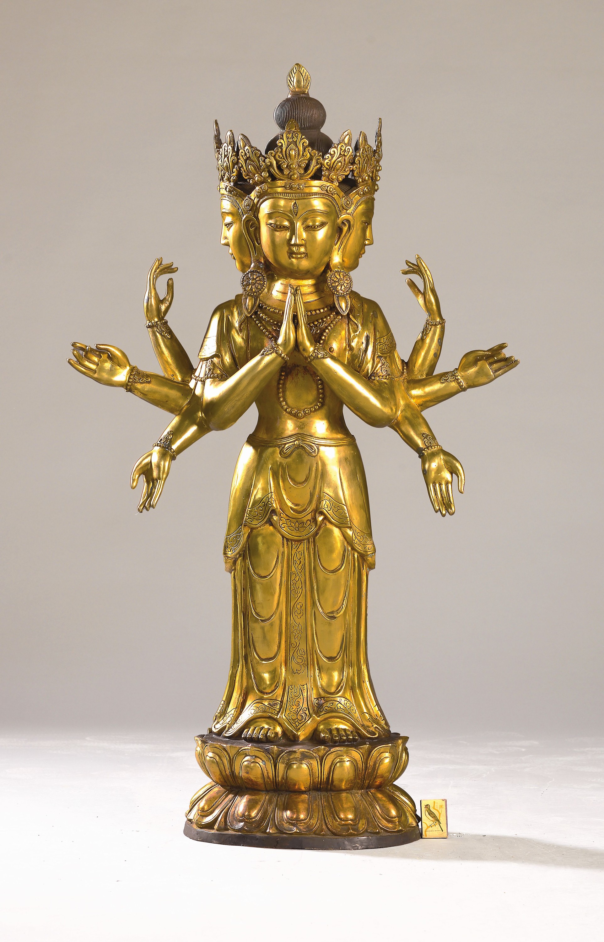 Große stehende Altarskulptur des dreigesichtigen achtarmigen Bodhisattva, China, 20. Jh., (vermutlich Avalokiteshvara, Attribute fehlen), Rückseite ...