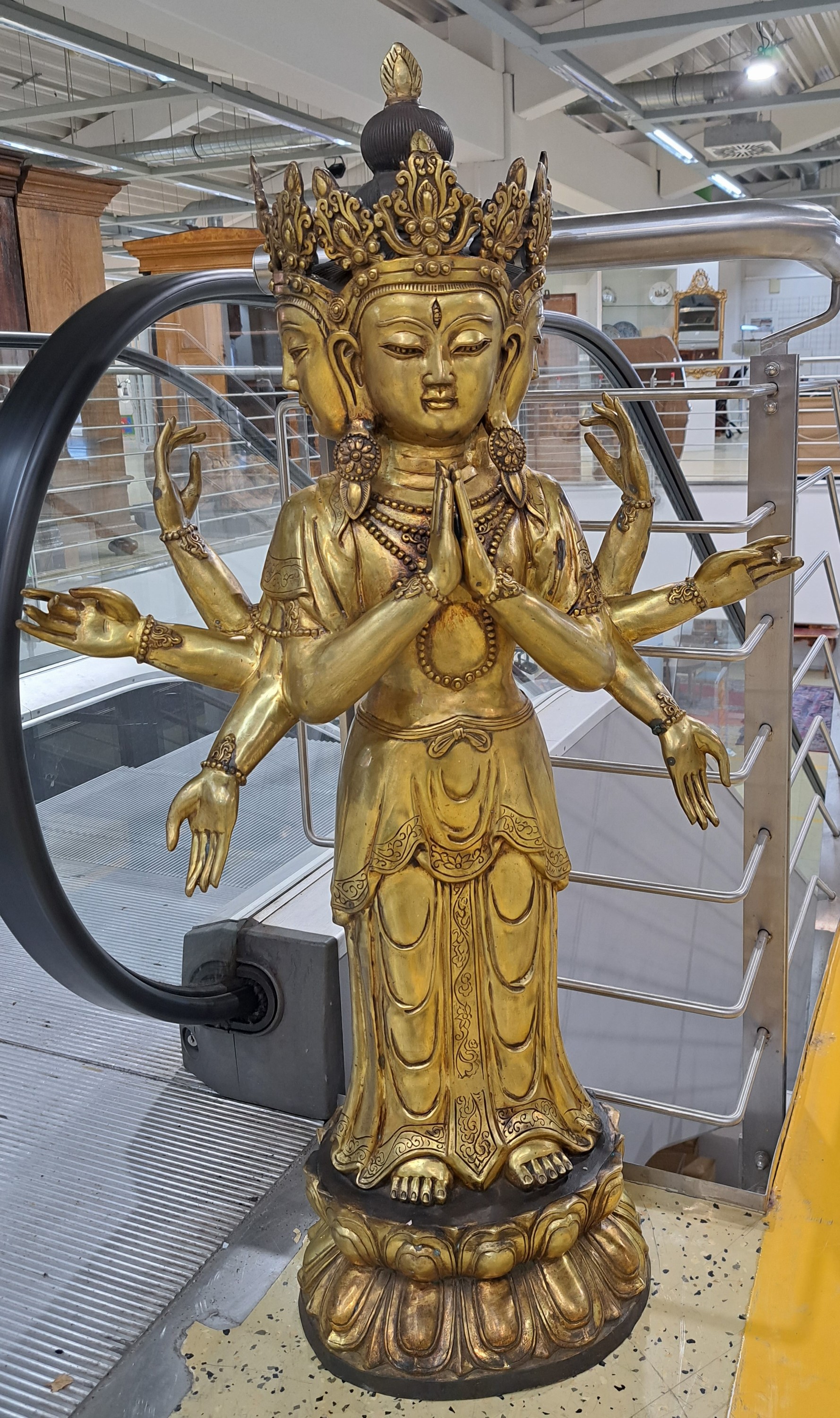 Detail a: Große stehende Altarskulptur des dreigesichtigen achtarmigen Bodhisattva, China, 20. Jh., (vermutlich Avalokiteshvara, Attribute fehlen), Rückseite ...
