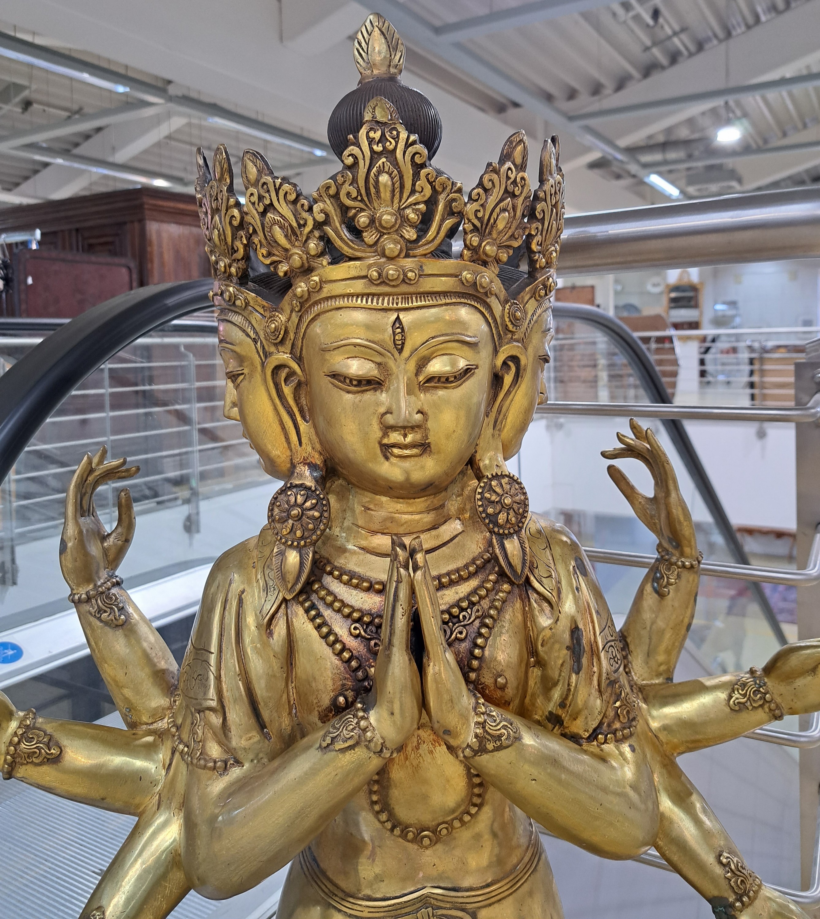 Detail b: Große stehende Altarskulptur des dreigesichtigen achtarmigen Bodhisattva, China, 20. Jh., (vermutlich Avalokiteshvara, Attribute fehlen), Rückseite ...