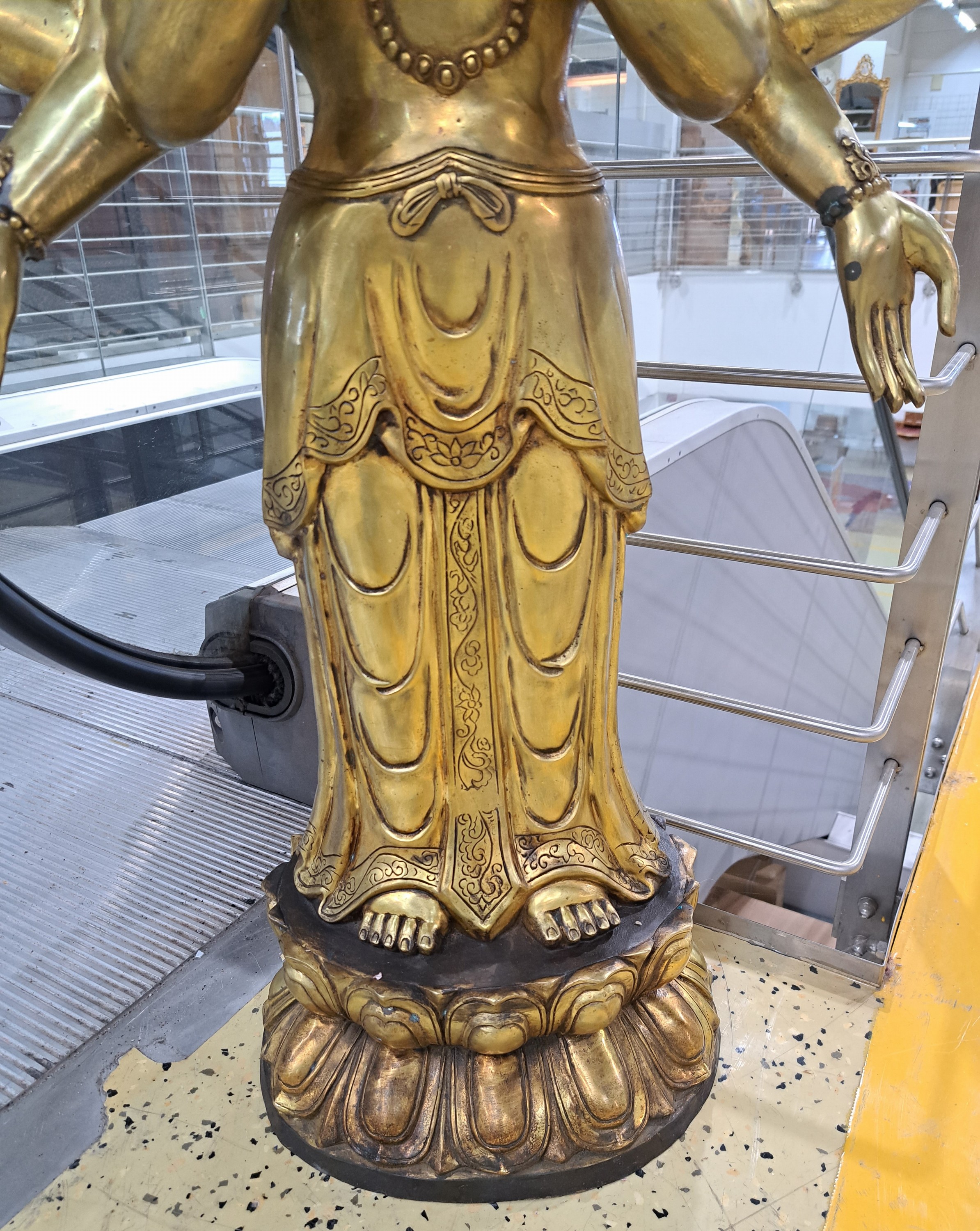 Detail c: Große stehende Altarskulptur des dreigesichtigen achtarmigen Bodhisattva, China, 20. Jh., (vermutlich Avalokiteshvara, Attribute fehlen), Rückseite ...