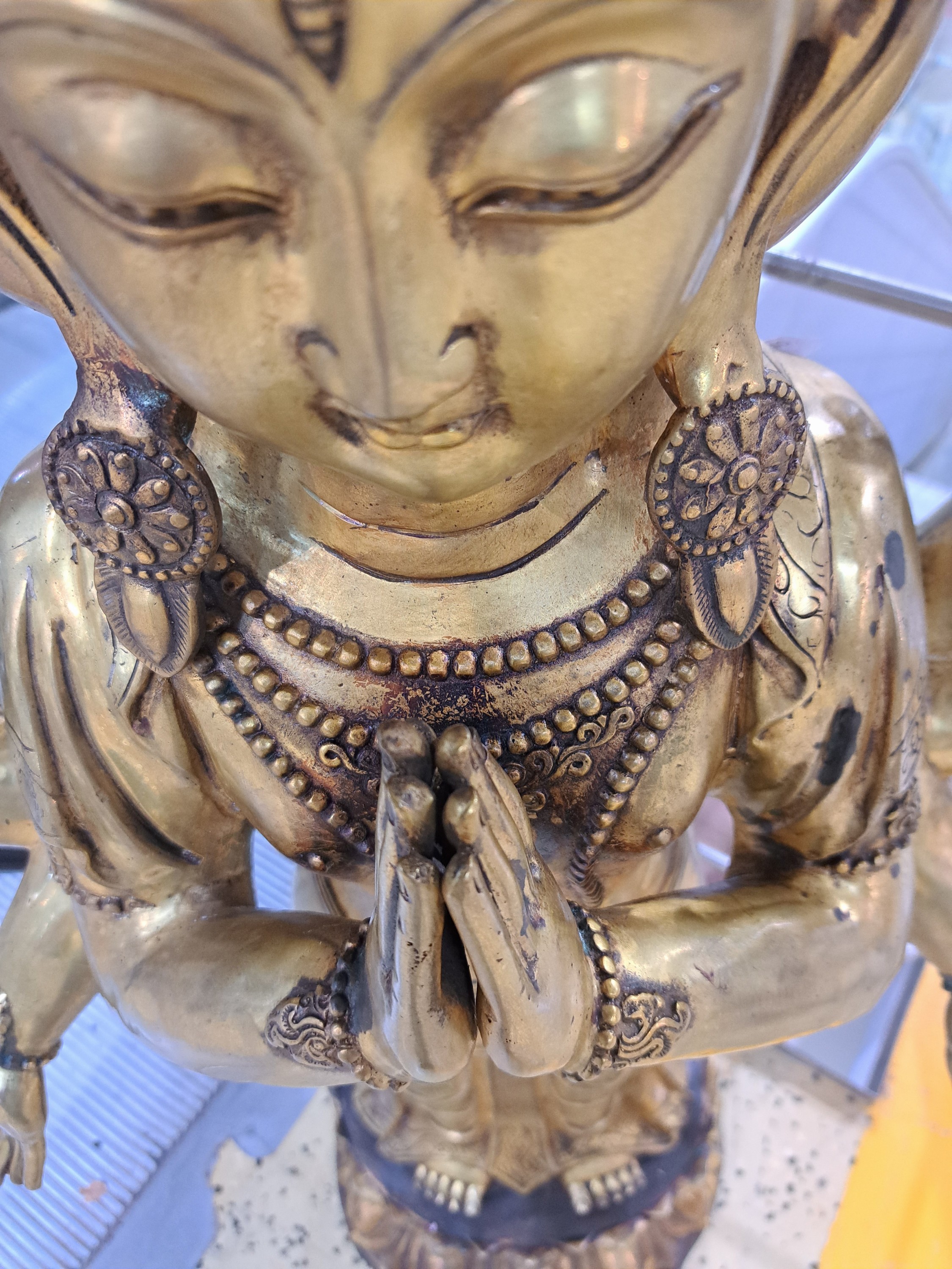 Detail d: Große stehende Altarskulptur des dreigesichtigen achtarmigen Bodhisattva, China, 20. Jh., (vermutlich Avalokiteshvara, Attribute fehlen), Rückseite ...
