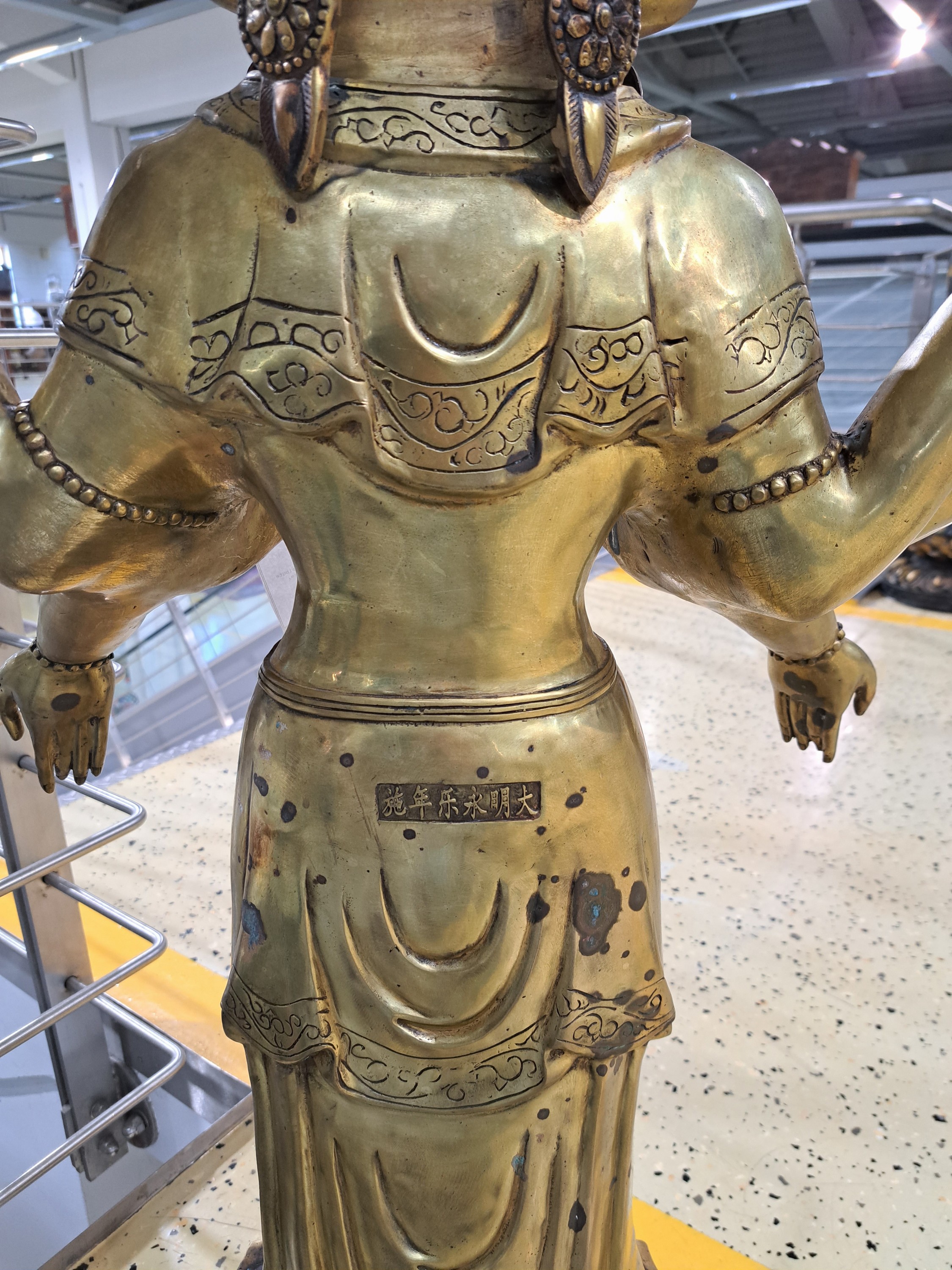 Detail f: Große stehende Altarskulptur des dreigesichtigen achtarmigen Bodhisattva, China, 20. Jh., (vermutlich Avalokiteshvara, Attribute fehlen), Rückseite ...