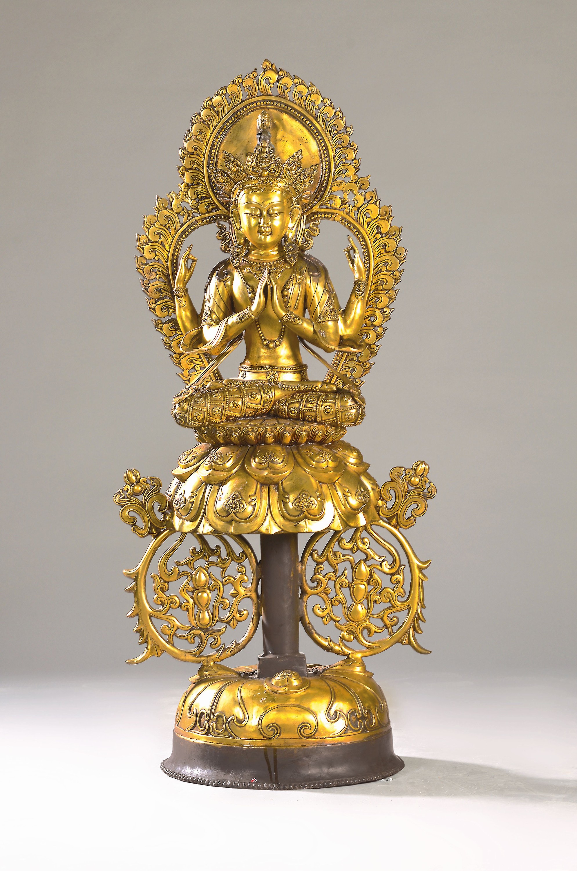Große Altarskulptur des vierarmigen Avalokiteshvara Shadakshari, Bodhisattva der Sechs Silben - Om Ma Ni Pad Me Hum, China, um 1950, Messing ...
