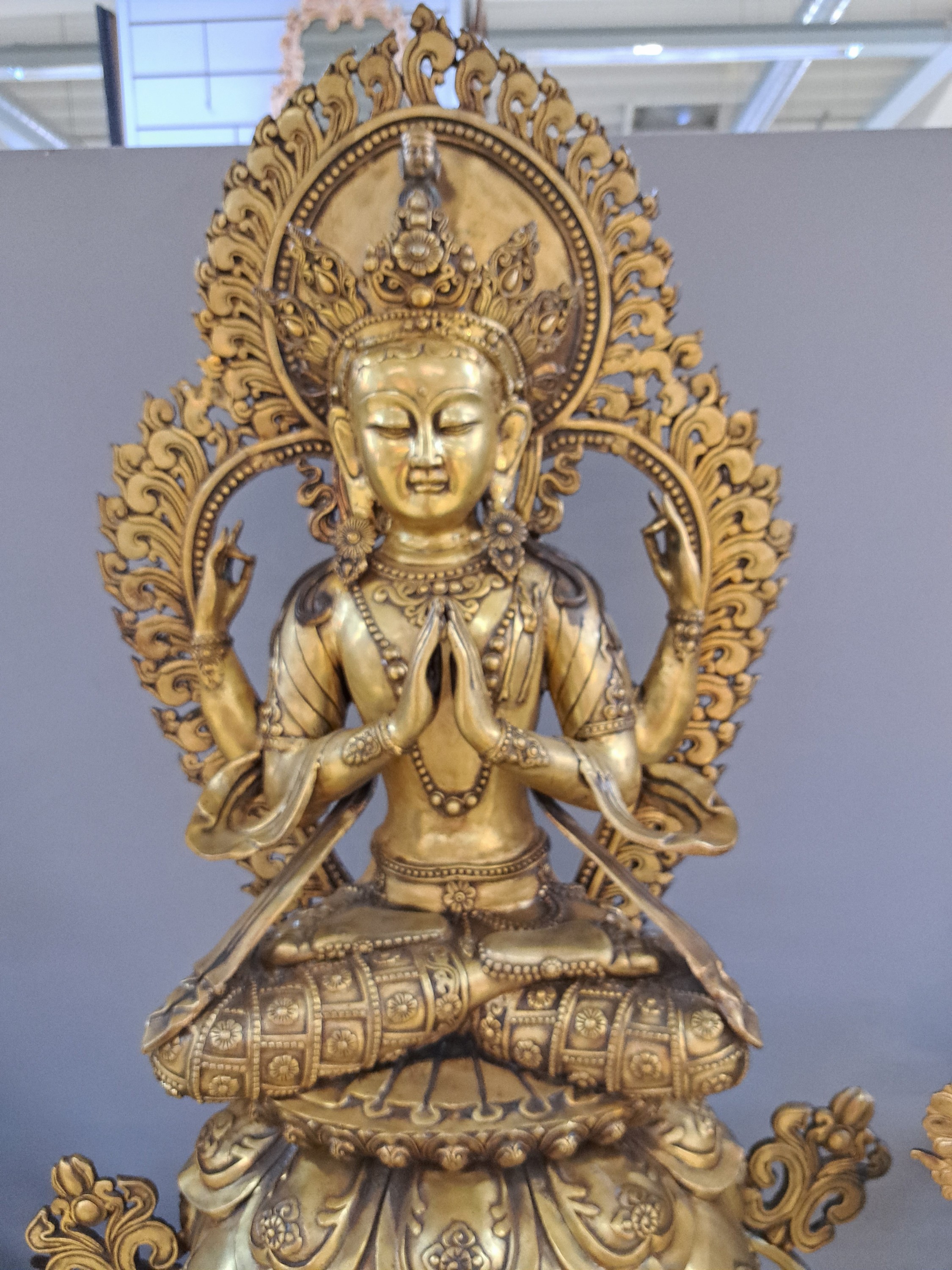 Detail a: Große Altarskulptur des vierarmigen Avalokiteshvara Shadakshari, Bodhisattva der Sechs Silben - Om Ma Ni Pad Me Hum, China, um 1950, Messing ...
