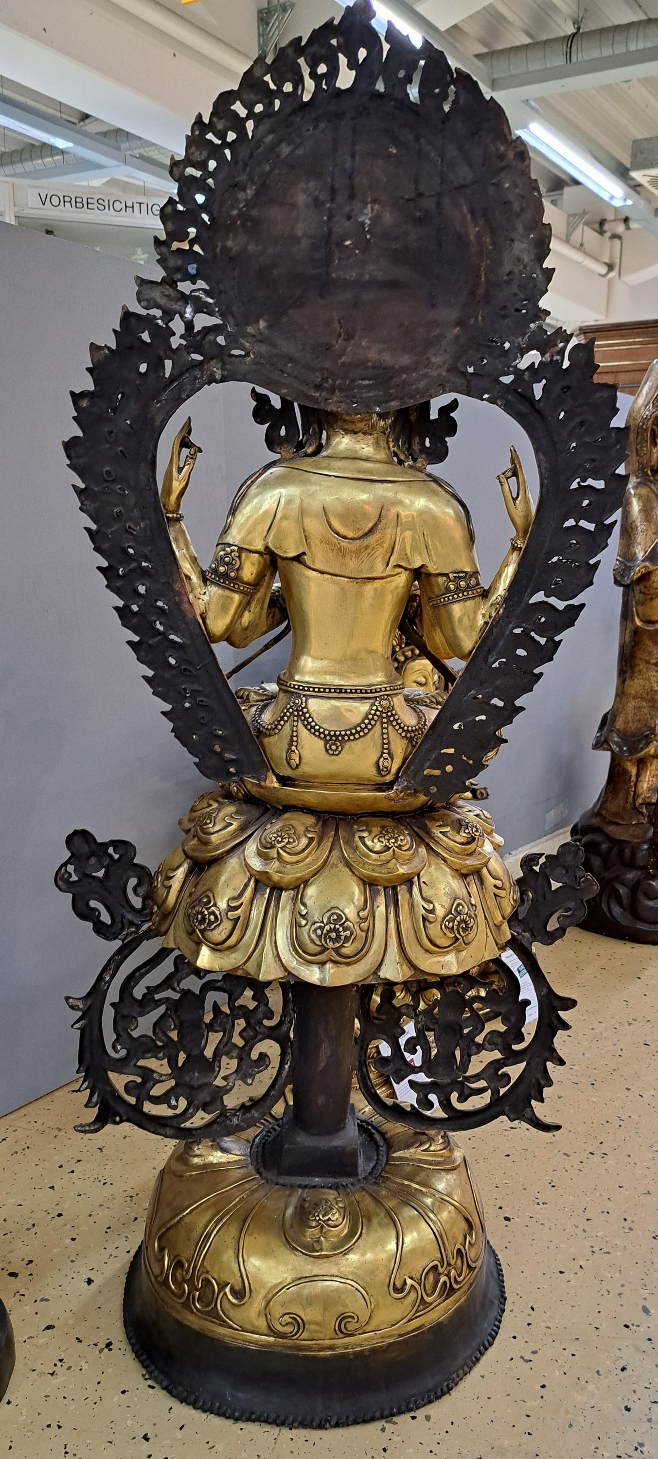 Detail c: Große Altarskulptur des vierarmigen Avalokiteshvara Shadakshari, Bodhisattva der Sechs Silben - Om Ma Ni Pad Me Hum, China, um 1950, Messing ...