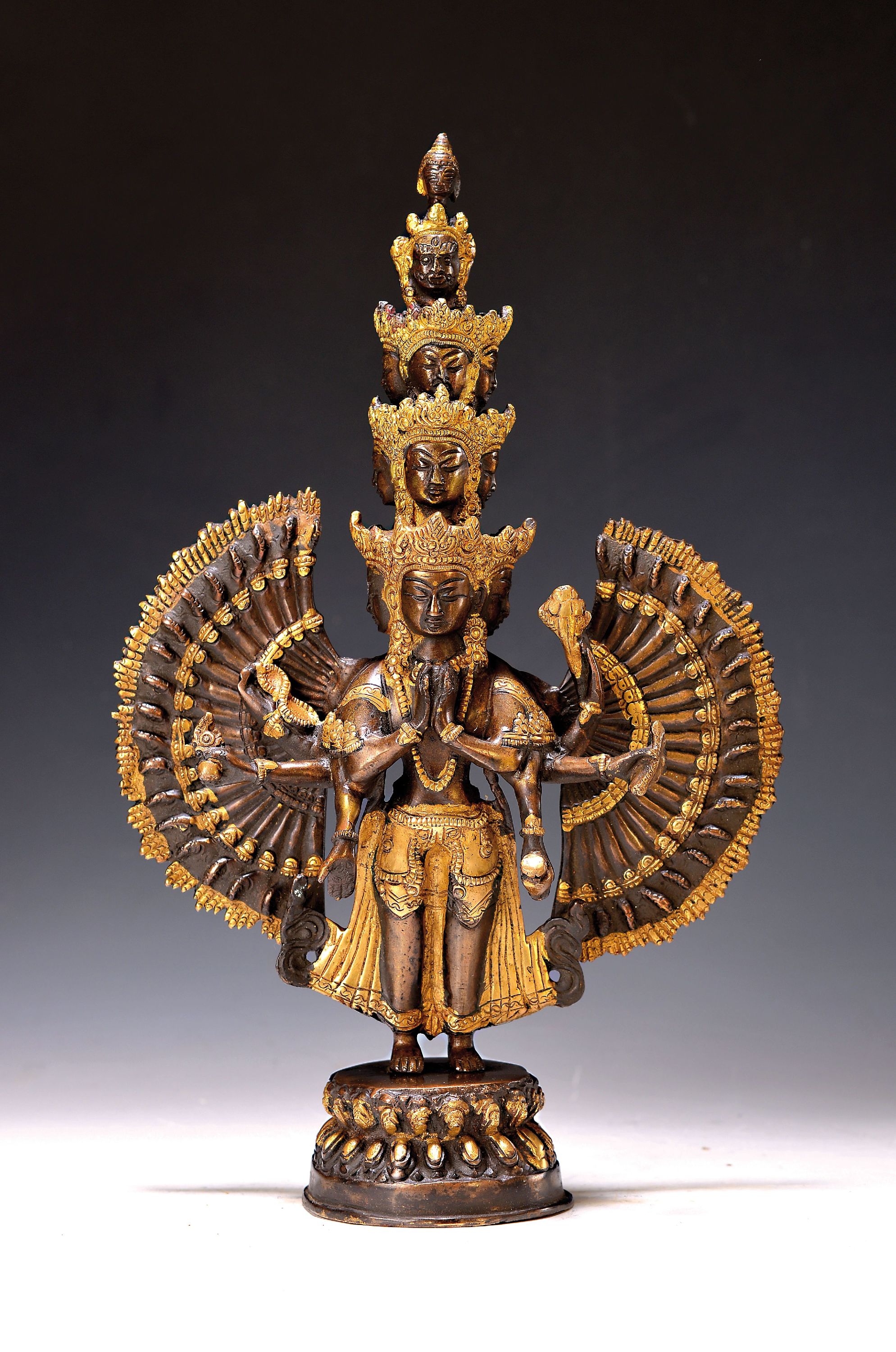 Bodhisattva des Mitgefühls Avalokiteshvara, Nepal, 2. H. 20. Jh., Kupferlegierung, part. vergoldet, die hinteren Hände sind separat gegossen; 11 ...