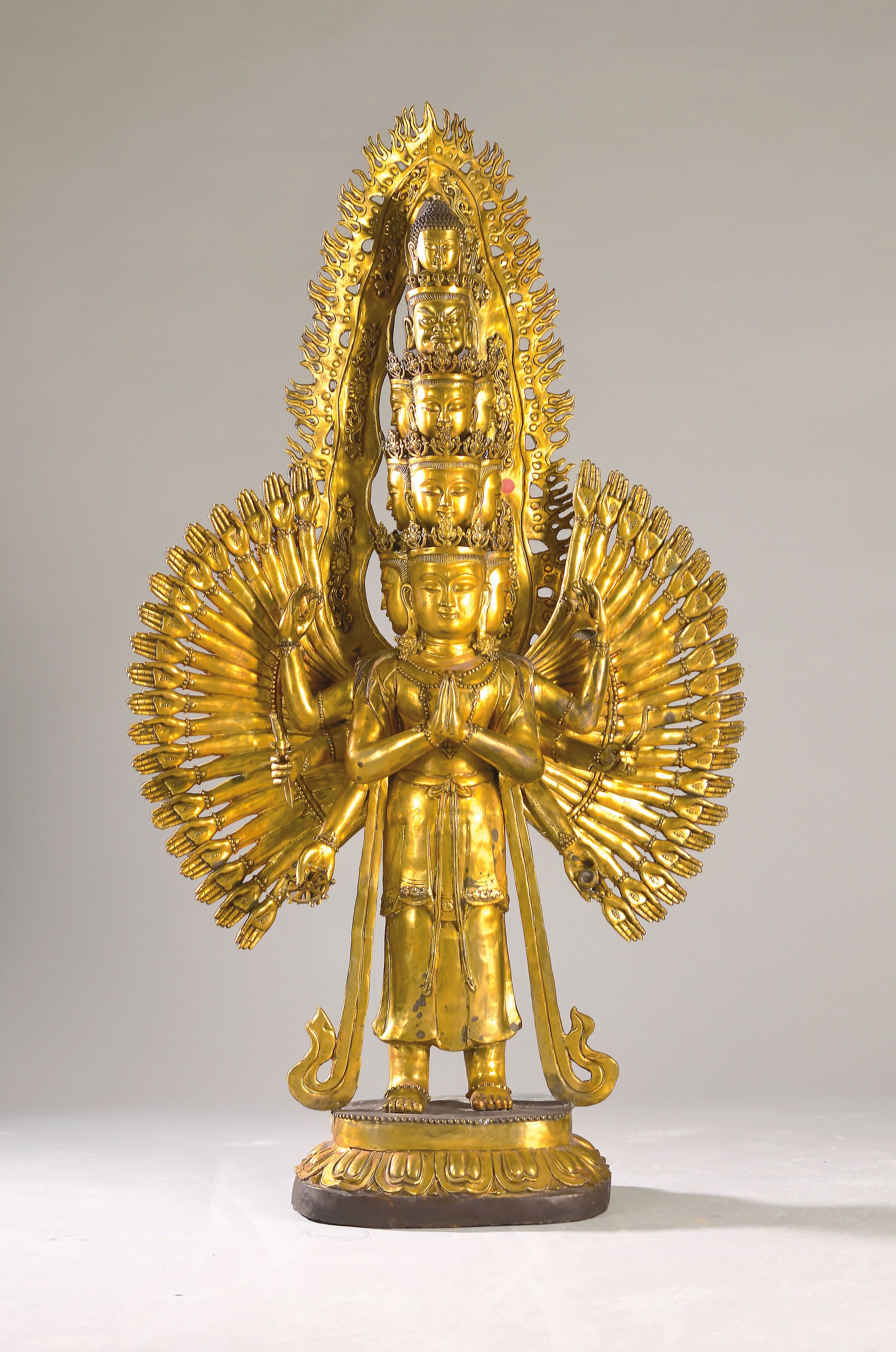 Große Altarskulptur des elfgesichtigen, Avalokiteshvara, China, 20. Jh., Messing, 48 Arme, separater Lotussockel u. aufgesteckter Nimbus, (am ...