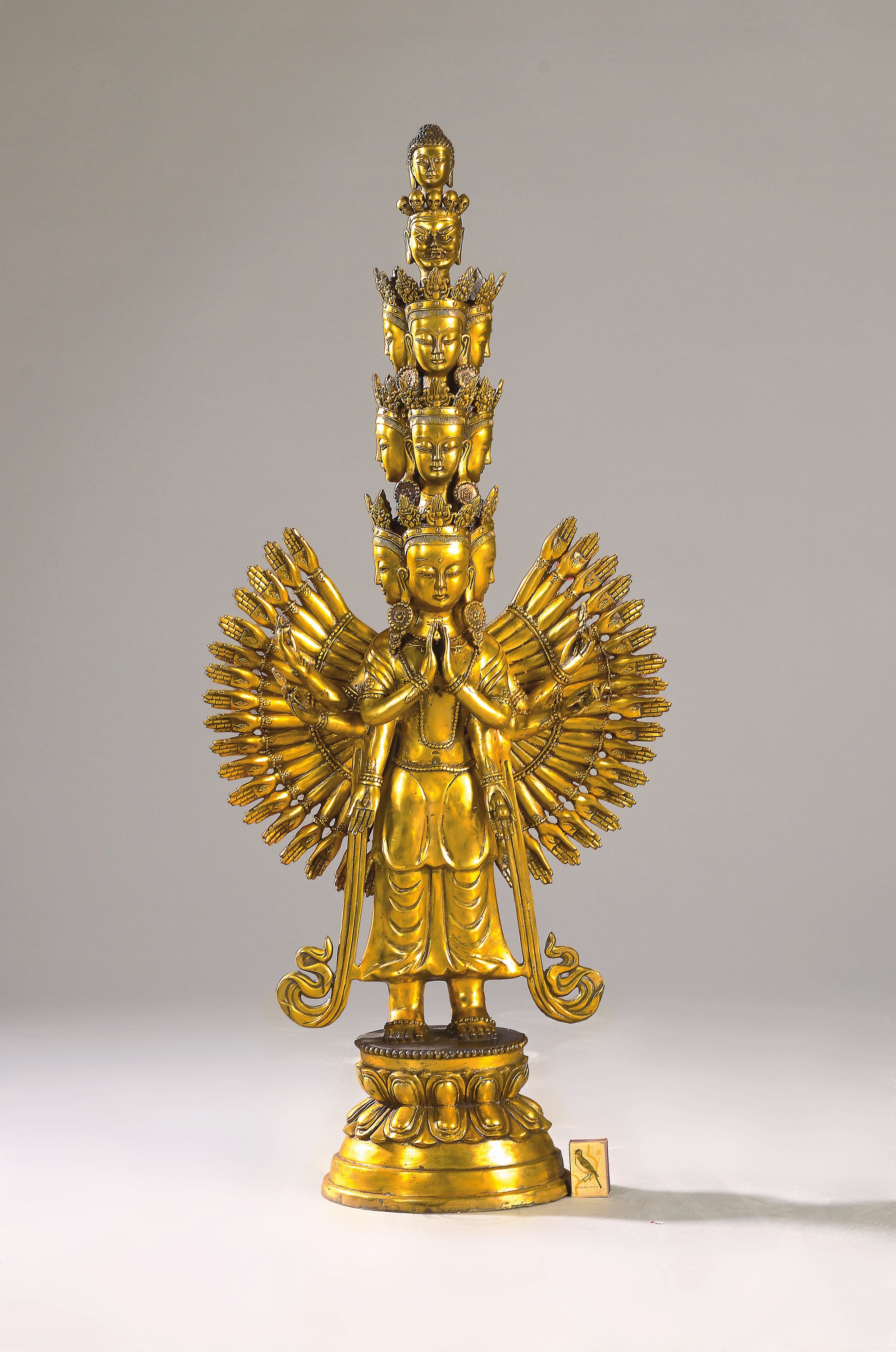 Große Altarskulptur des elfgesichtigen, Avalkiteshvara, China, Anfang 20. Jh., Messing, 48 Arme, separater Lotussockel u. aufgesteckter Nimbus, (am ...