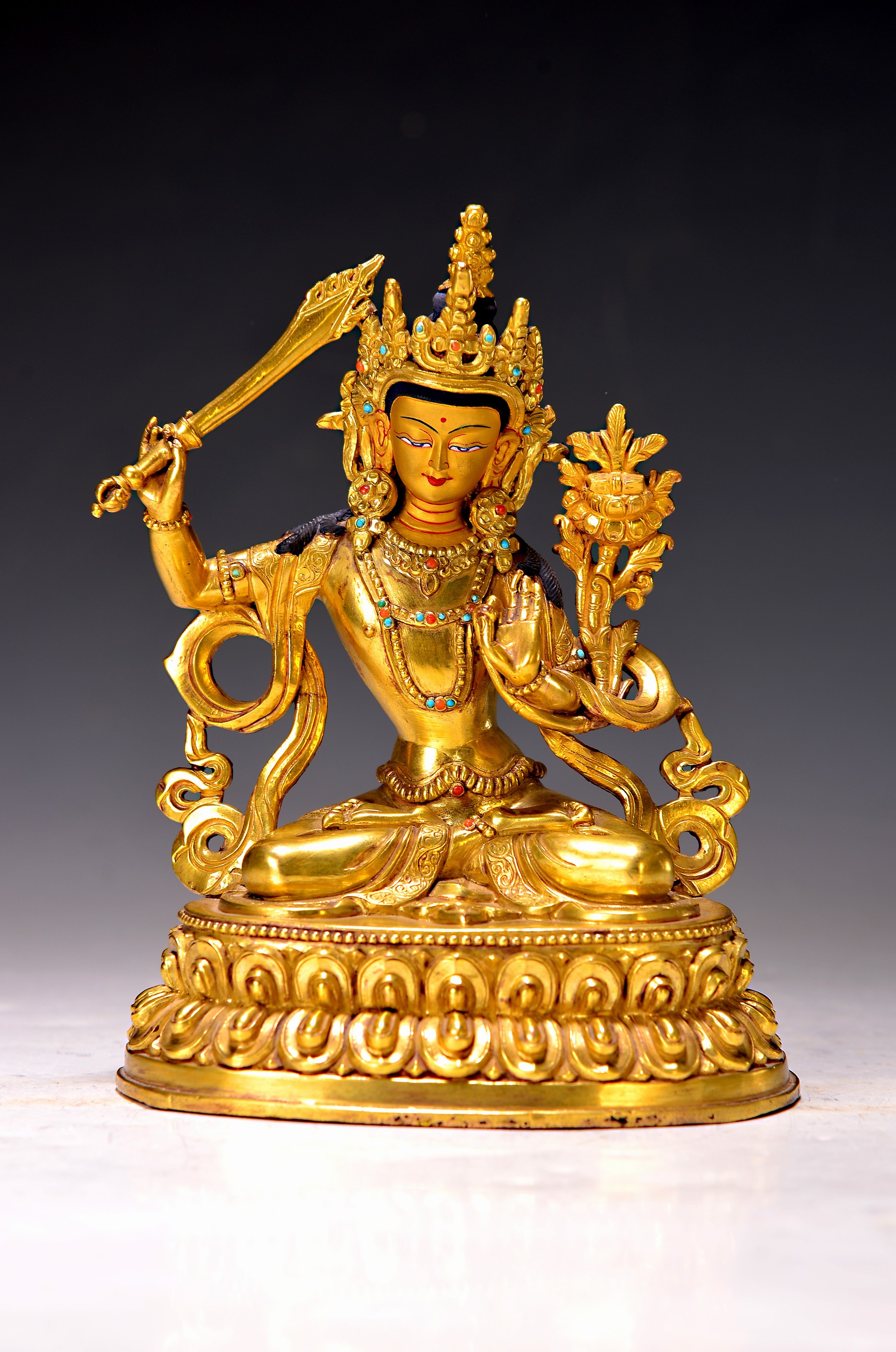 Bodhisattva der Weisheit - Manjushri, Nepal, 20. Jh, (Kupfer-)Bronze, Feuer- Vergoldung, mit Flammenschwert, Besatz von Edelsteinen, Pigmente, H. 17 ...