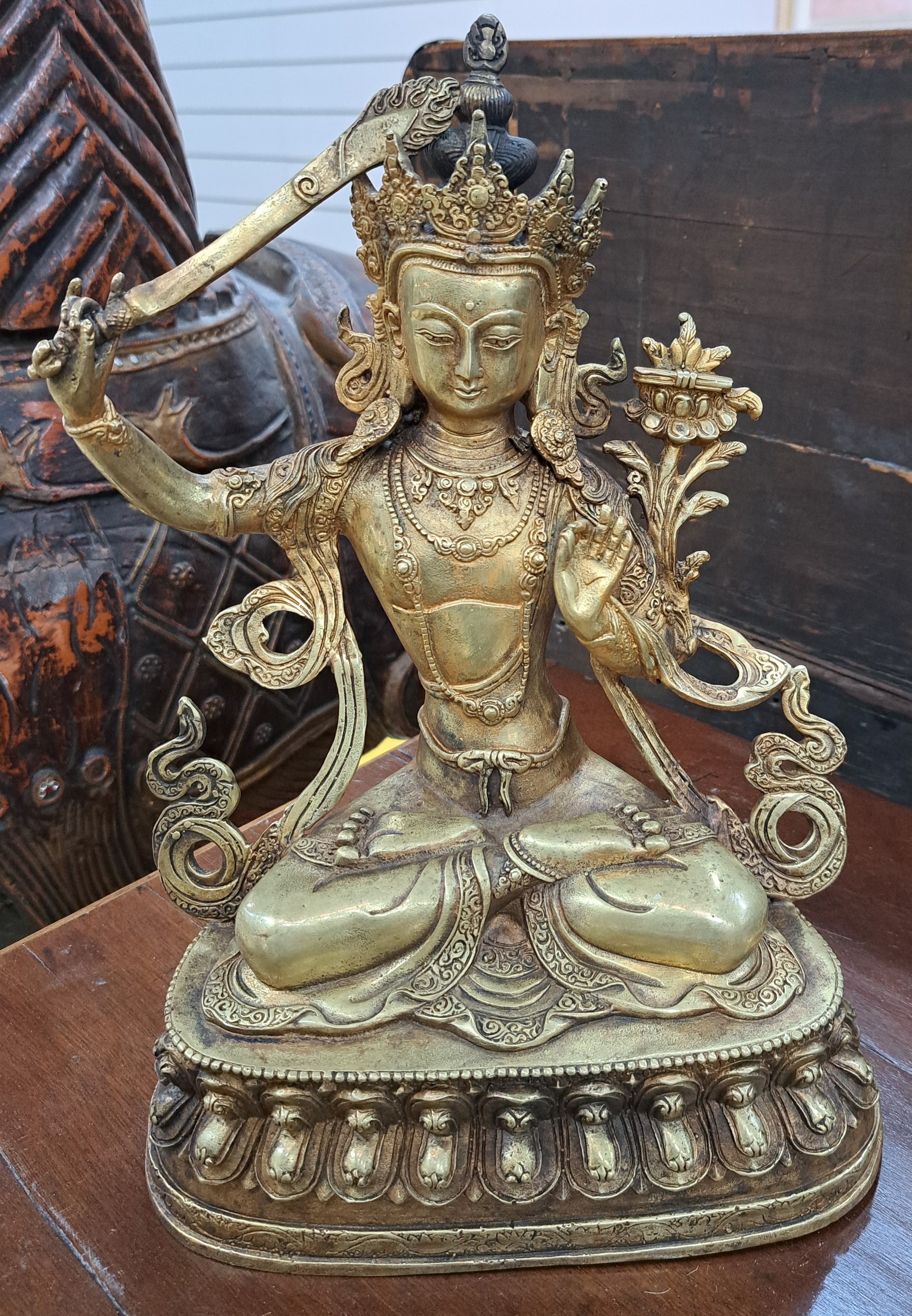 Detail a: Bodhisattva der Weisheit - Manjushri, Nepal, 20.Jh., Kupferlegierung, vergoldet, mit Flammenschwert u. Buch, Prajnaparamita, H.ca.31 cm