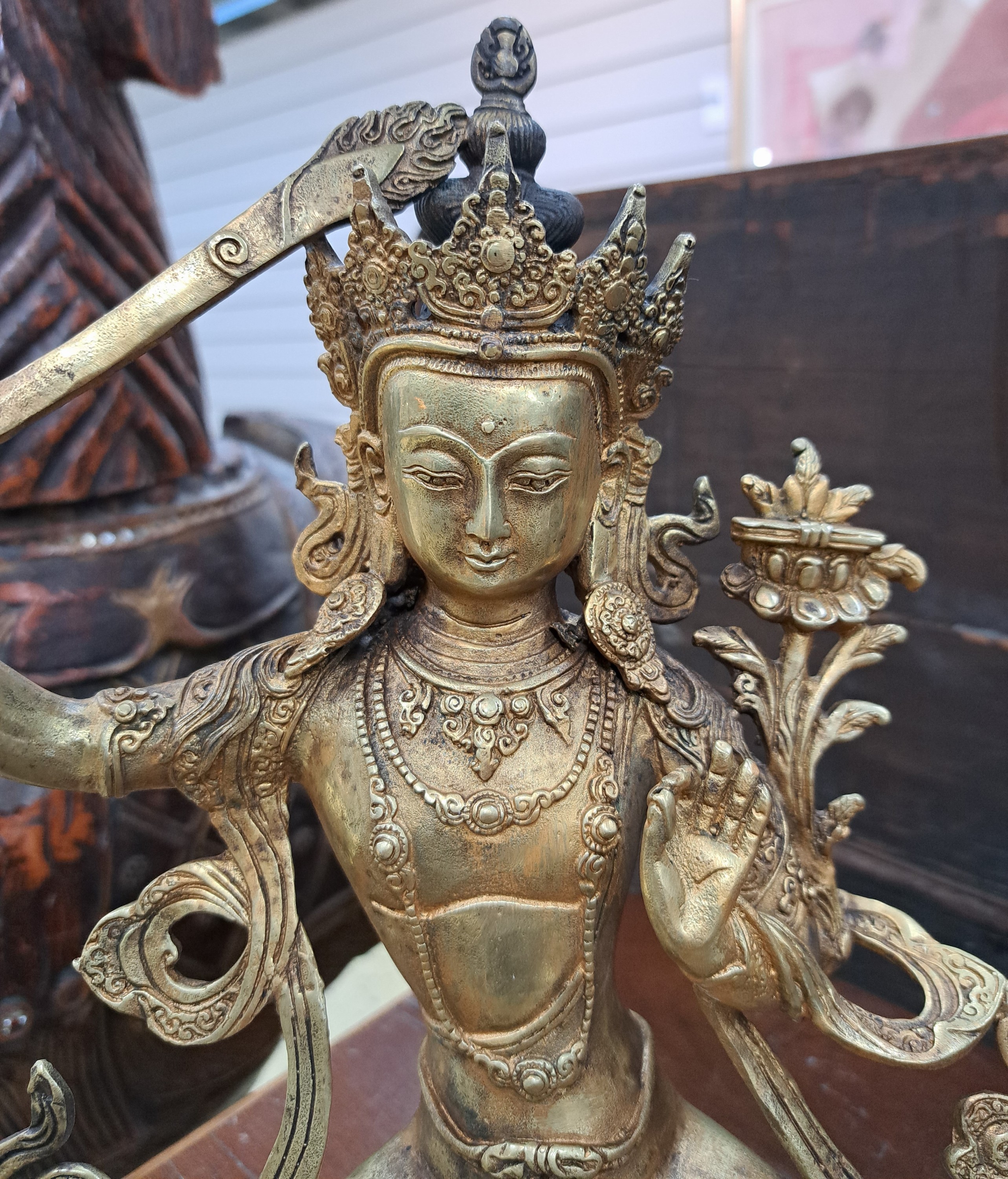Detail b: Bodhisattva der Weisheit - Manjushri, Nepal, 20.Jh., Kupferlegierung, vergoldet, mit Flammenschwert u. Buch, Prajnaparamita, H.ca.31 cm