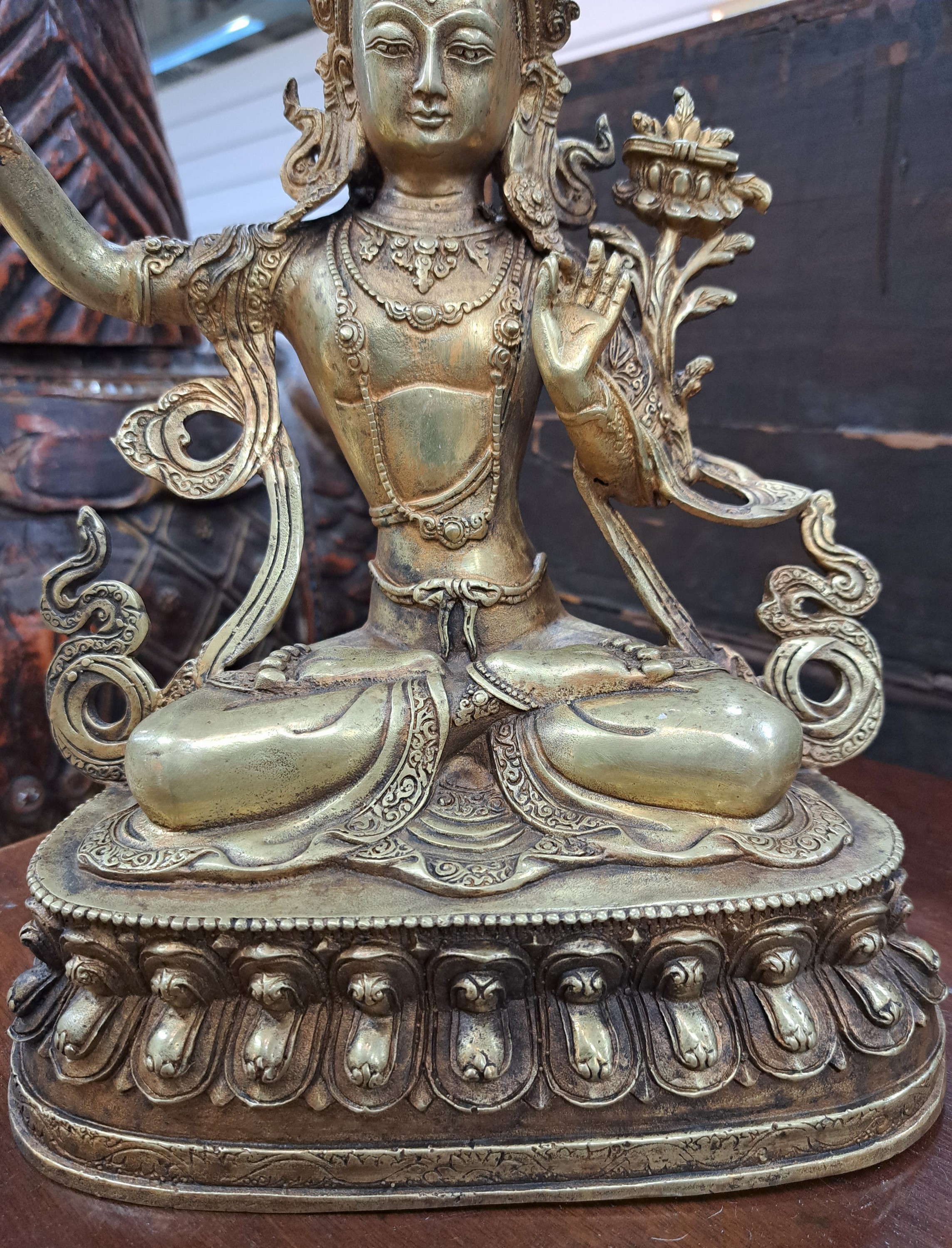 Detail c: Bodhisattva der Weisheit - Manjushri, Nepal, 20.Jh., Kupferlegierung, vergoldet, mit Flammenschwert u. Buch, Prajnaparamita, H.ca.31 cm