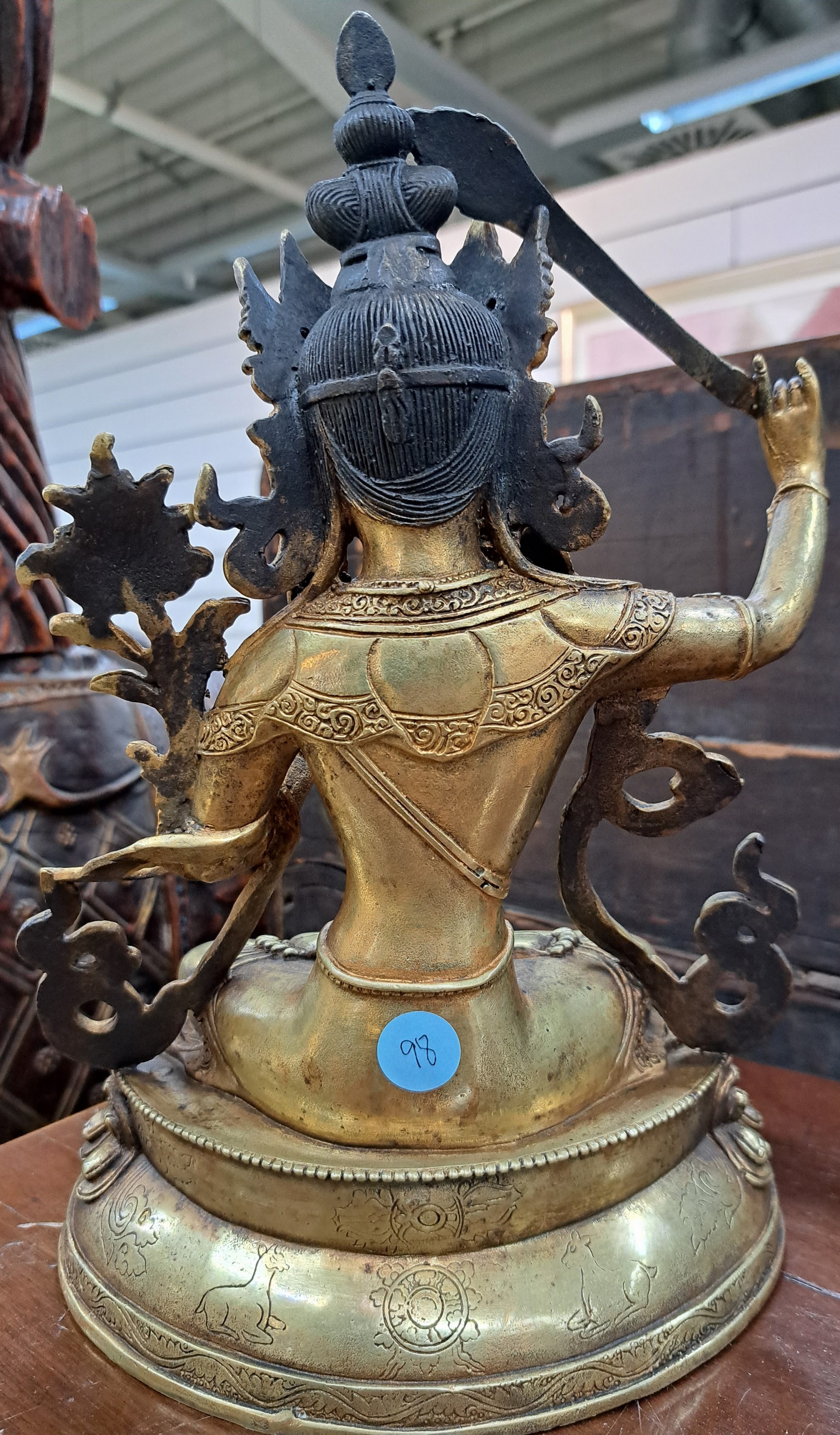 Detail d: Bodhisattva der Weisheit - Manjushri, Nepal, 20.Jh., Kupferlegierung, vergoldet, mit Flammenschwert u. Buch, Prajnaparamita, H.ca.31 cm