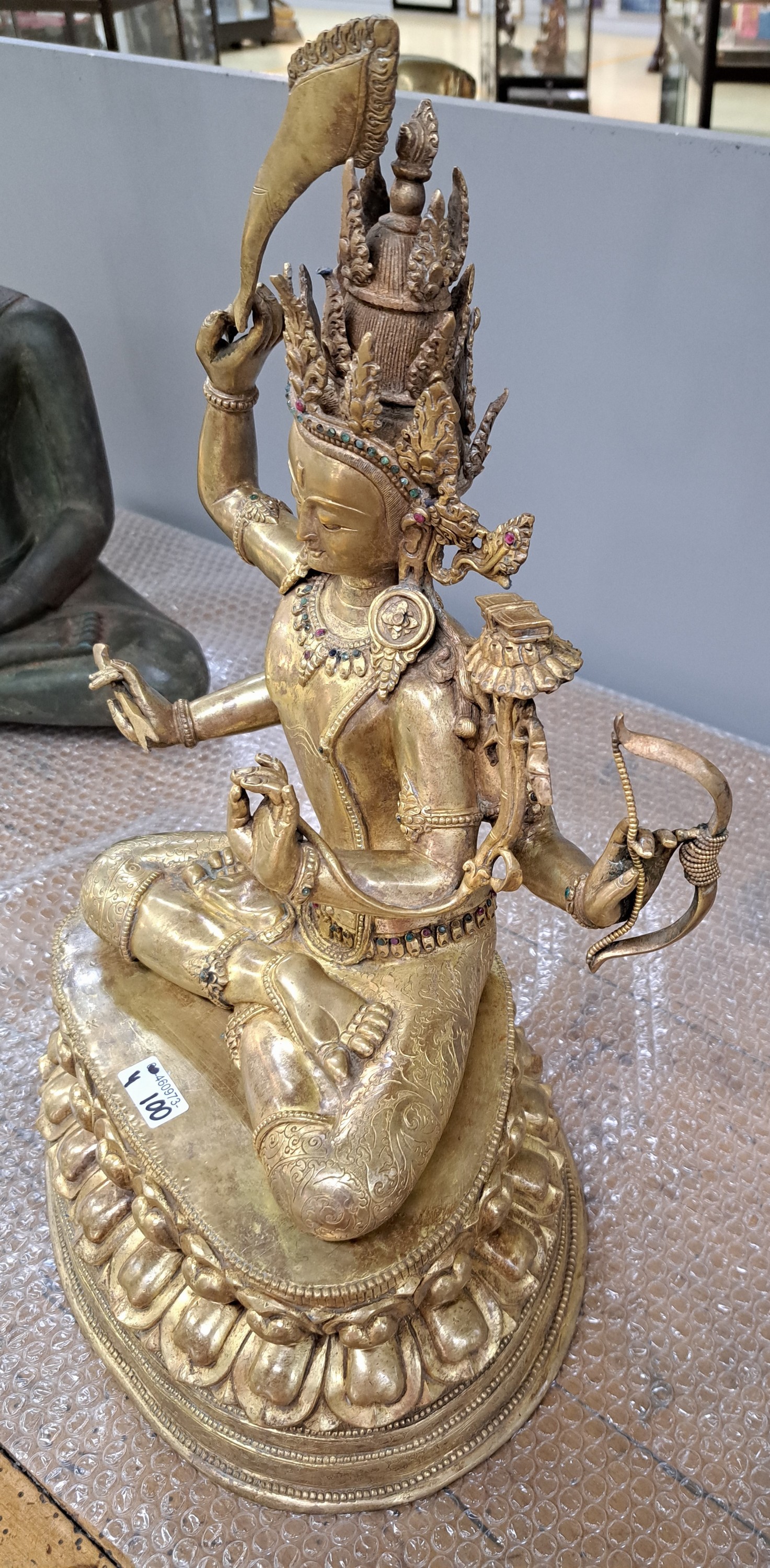 Detail b: Bodhisattva der Weisheit - Manjushri, Nepal, wohl um 1900, Kupferlegierung, vergoldet, H. 61 cm