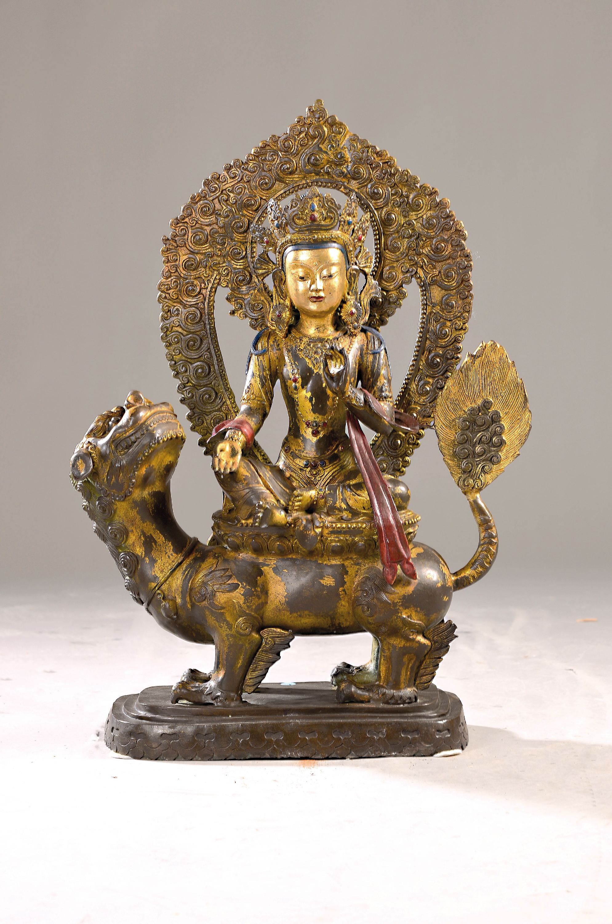 Altarskulptur des Sita-Vahana-Manjushri, China, 20. Jh., Bronze, vergoldet, auf einem Löwen reitend, teilweise Pigmente, H. 78cm, 24.7 g