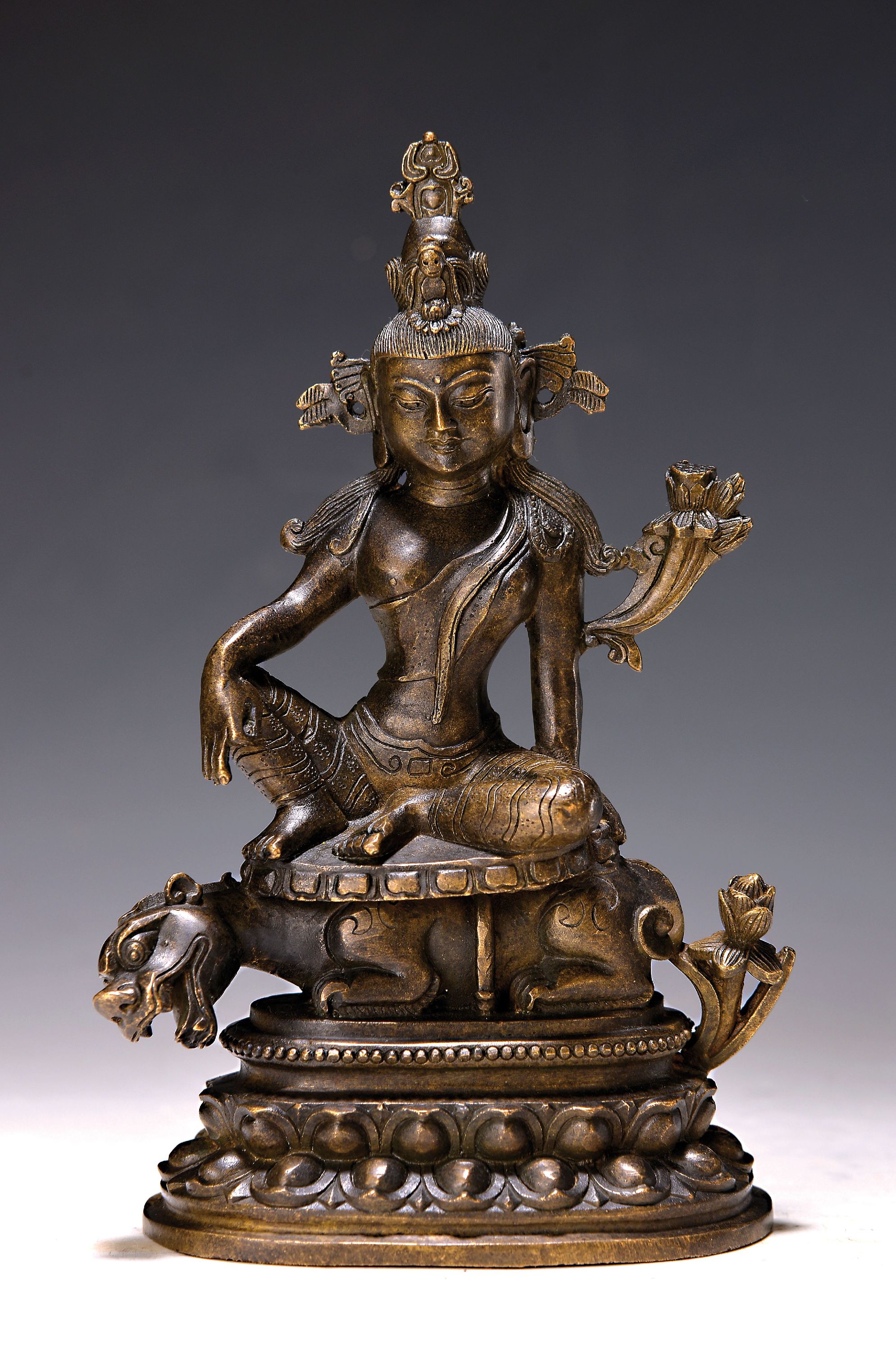 Sita-Vahana-Manjushri, China, 20. Jh., Messing, in gelöster Haltung auf einem Löwen reitend, H. ca. 21 cm