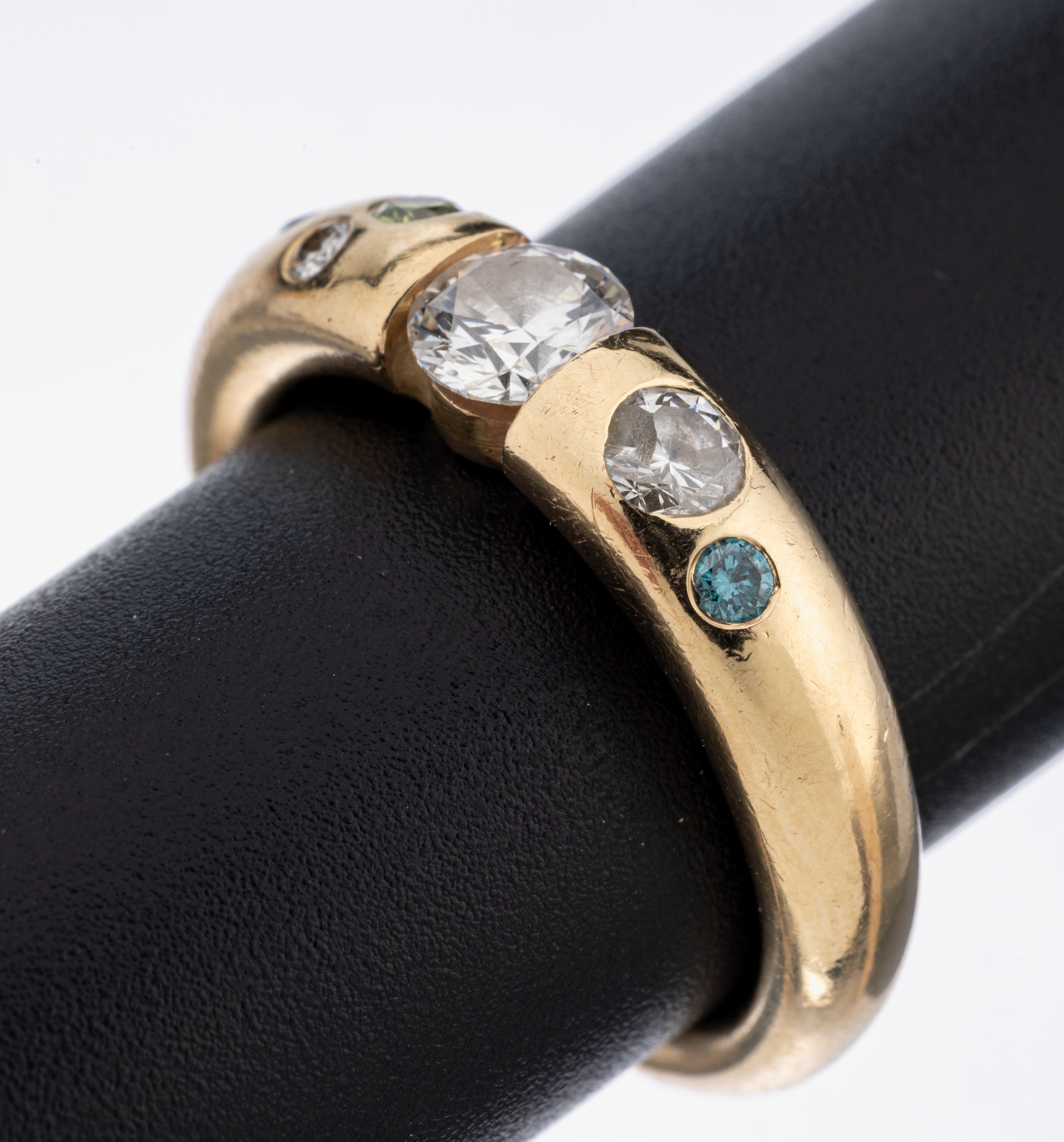 14 kt Gold Brillant-Ring, GG 585/000, 1 Brillant ca. 0.50 ct l.get.Weiß/si, 5 Brillanten zus. ca. 0.22 ct Weiß und fancy coloured (beh.), 1 St. ...