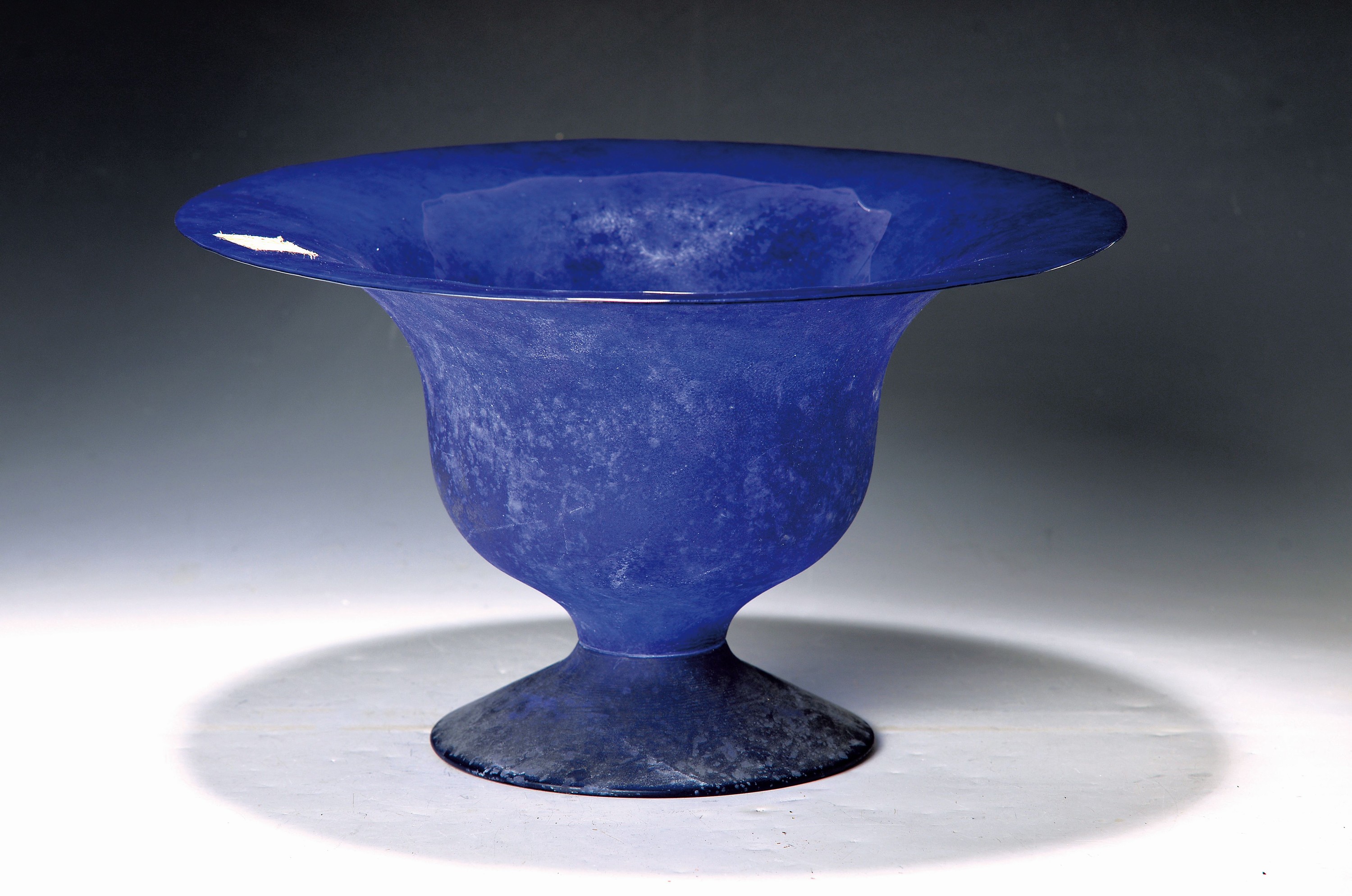 Große Fußschale, Murano Italien, 1980er Jahre, mundgeblasenes blaues Glas mit hell- und dunkelblauen Einschmelzungen, außen in scavo Technik ...