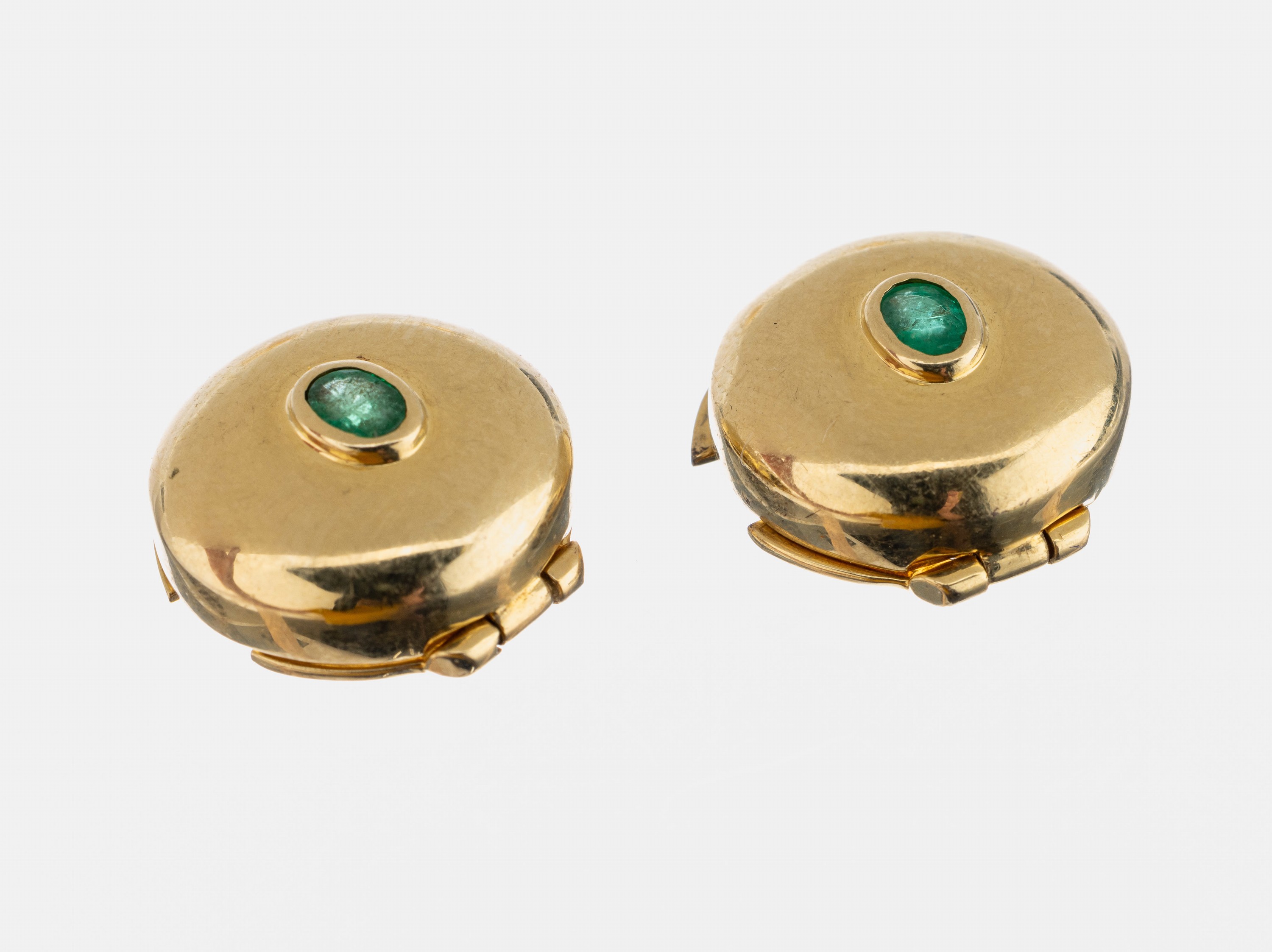 Paar 14 kt Gold Smaragd-Knopfverzierungen, GG 585/000, mittig je 1 ovalfacett. Smaragd, D. ca. 1.5 cm, ca. 5.5 g
