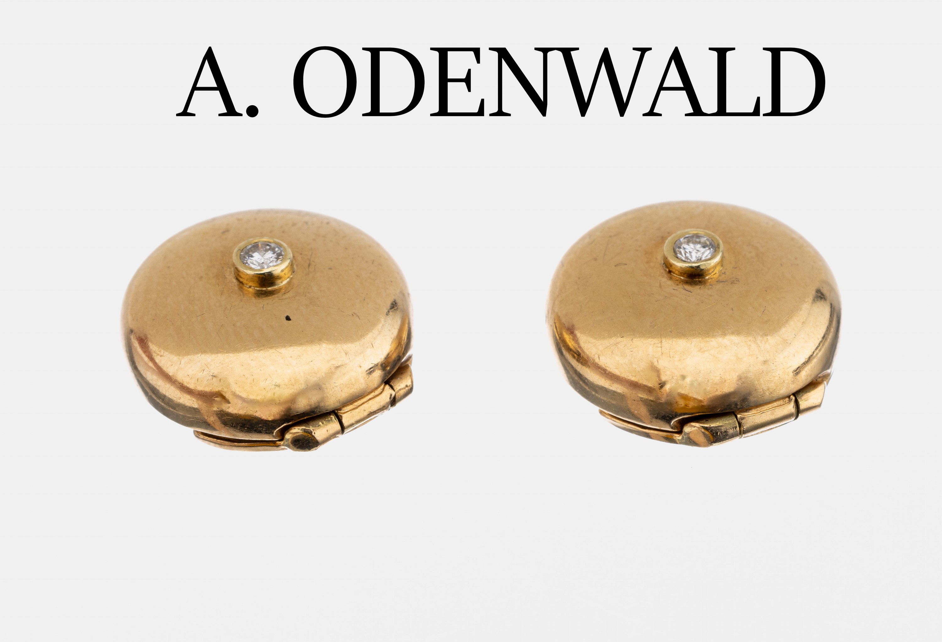 Paar 14 kt Gold Brillant-Knopfverzierungen, GG 585/000, mittig je 1 kl. Brillant, Meistermarke ODENWALD, D. ca. 1.5 cm, ca. 8.4 g