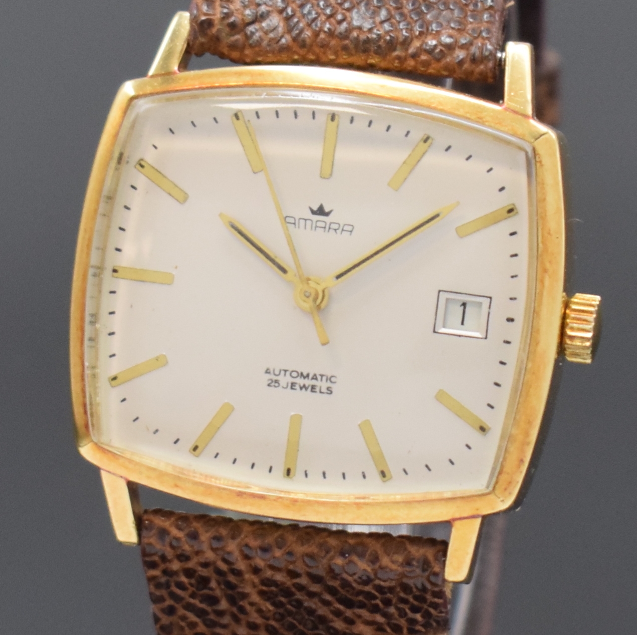 Detail a: AMARA Herrenarmbanduhr in GG 585/000, Schweiz um 1975, Automatik, Boden aufgedr., silb. Zifferbl. rest., gold. Std.-Ind., gold. Zeiger, Datum b. 3, ...