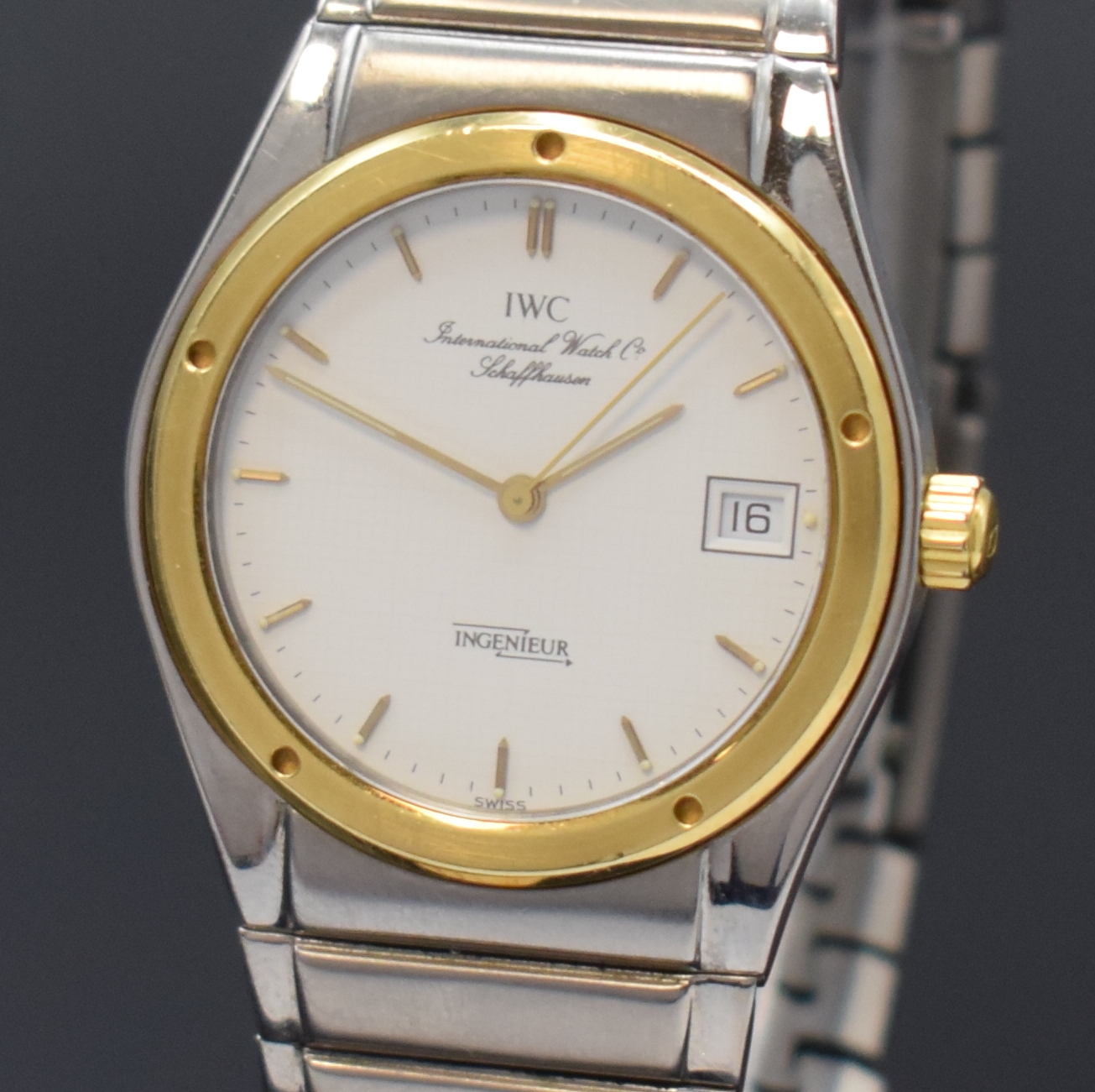 Detail a: IWC Ingenieur Armbanduhr in Stahl/Gold Referenz 3350, Schweiz um 1985, quarz, Boden u. Krone verschr., orig. Titan- Gliederband m. Faltschl., weißes ...