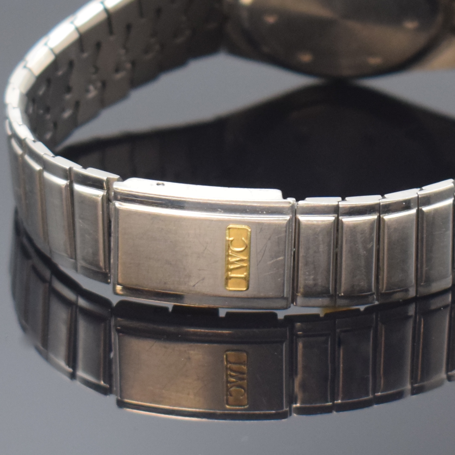 Detail b: IWC Ingenieur Armbanduhr in Stahl/Gold Referenz 3350, Schweiz um 1985, quarz, Boden u. Krone verschr., orig. Titan- Gliederband m. Faltschl., weißes ...
