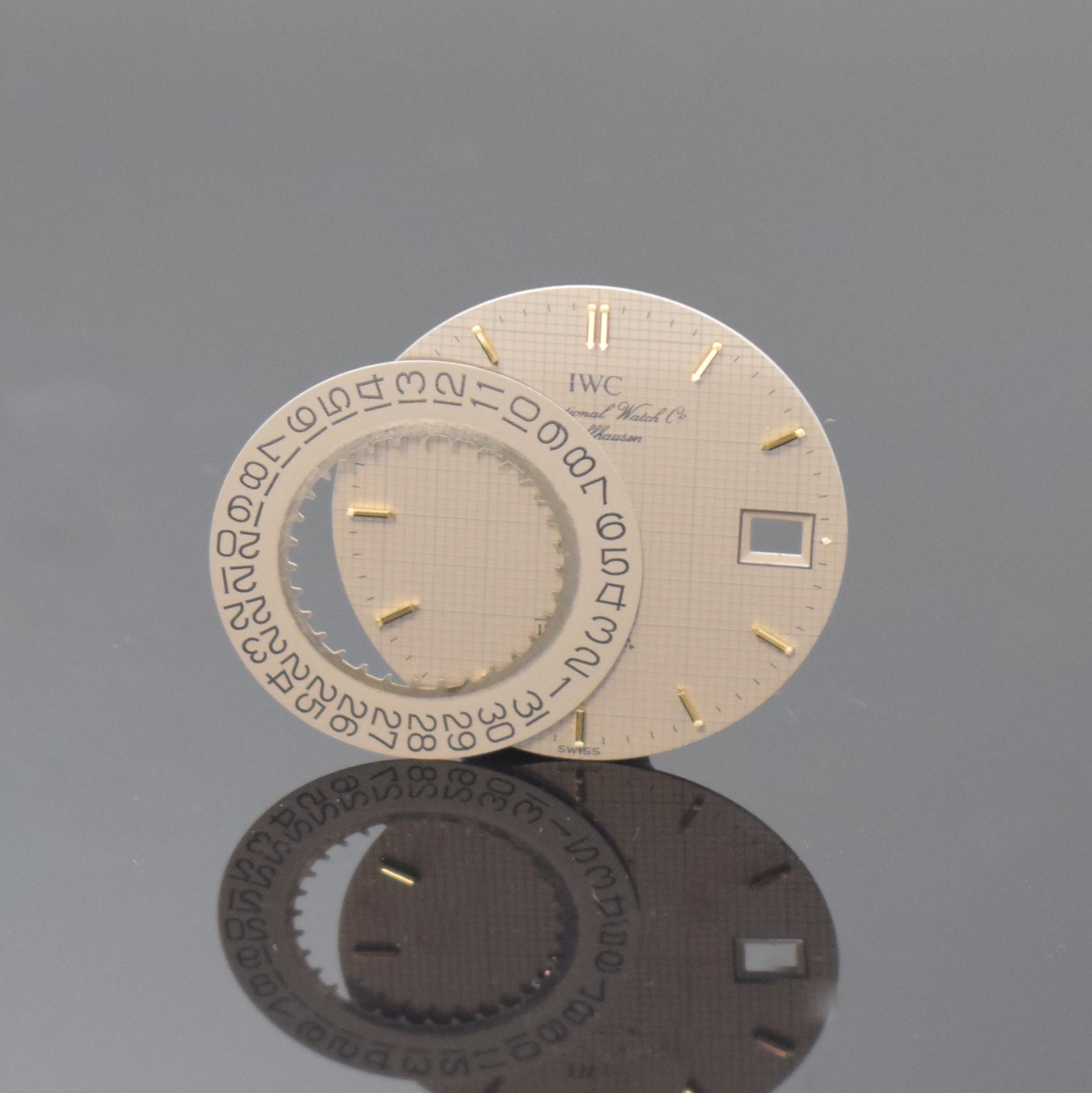 Detail e: IWC Ingenieur Armbanduhr in Stahl/Gold Referenz 3350, Schweiz um 1985, quarz, Boden u. Krone verschr., orig. Titan- Gliederband m. Faltschl., weißes ...