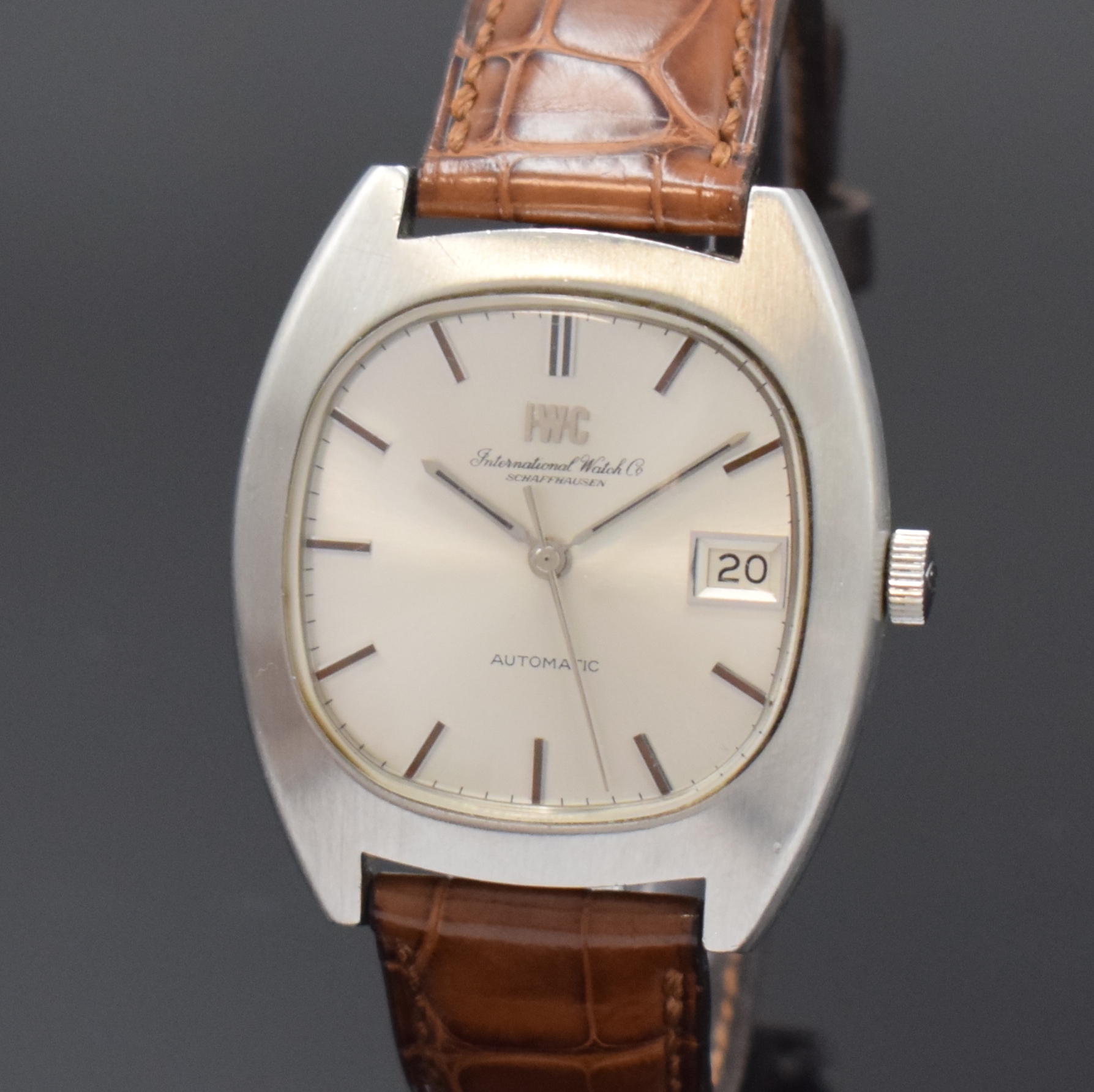 Detail a: IWC Herrenarmbanduhr in Stahl sogenannte "TV- Screen", Schweiz um 1970, Automatik, tonnenförmiges Gehäuse, Boden verschr., silb. ...