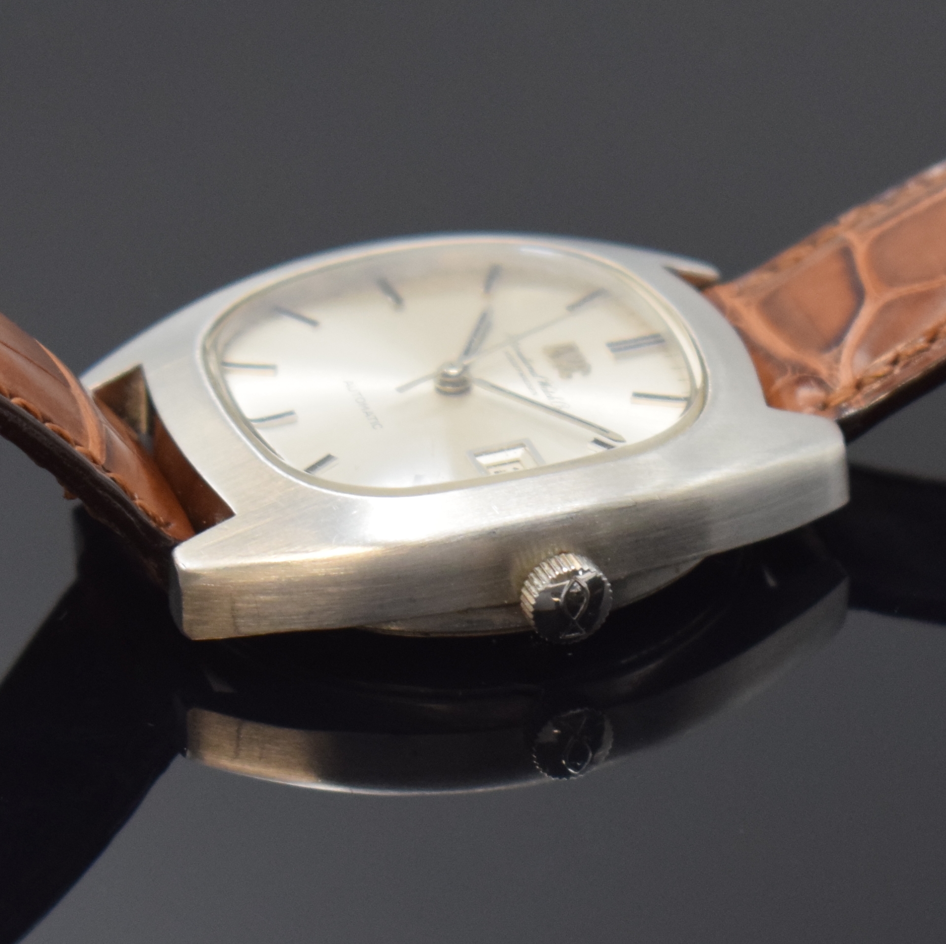 Detail b: IWC Herrenarmbanduhr in Stahl sogenannte "TV- Screen", Schweiz um 1970, Automatik, tonnenförmiges Gehäuse, Boden verschr., silb. ...