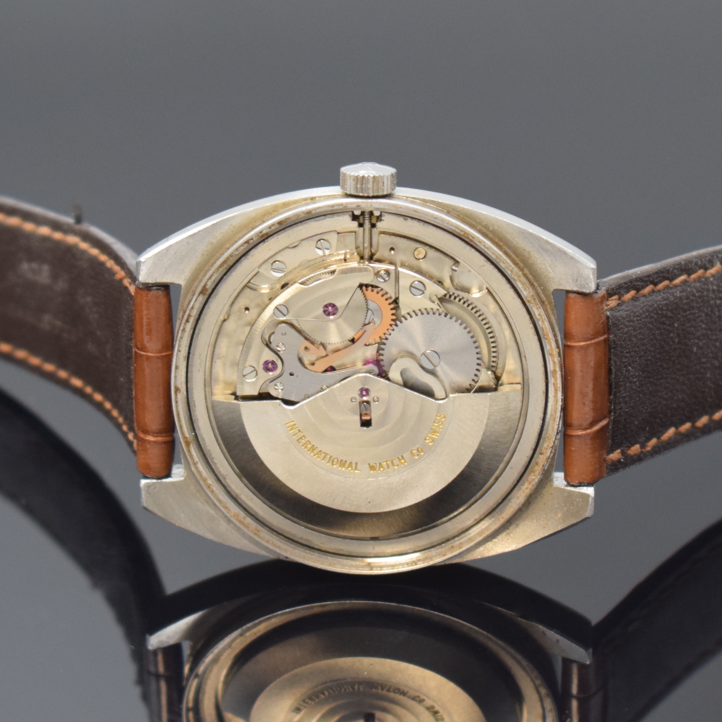 Detail d: IWC Herrenarmbanduhr in Stahl sogenannte "TV- Screen", Schweiz um 1970, Automatik, tonnenförmiges Gehäuse, Boden verschr., silb. ...