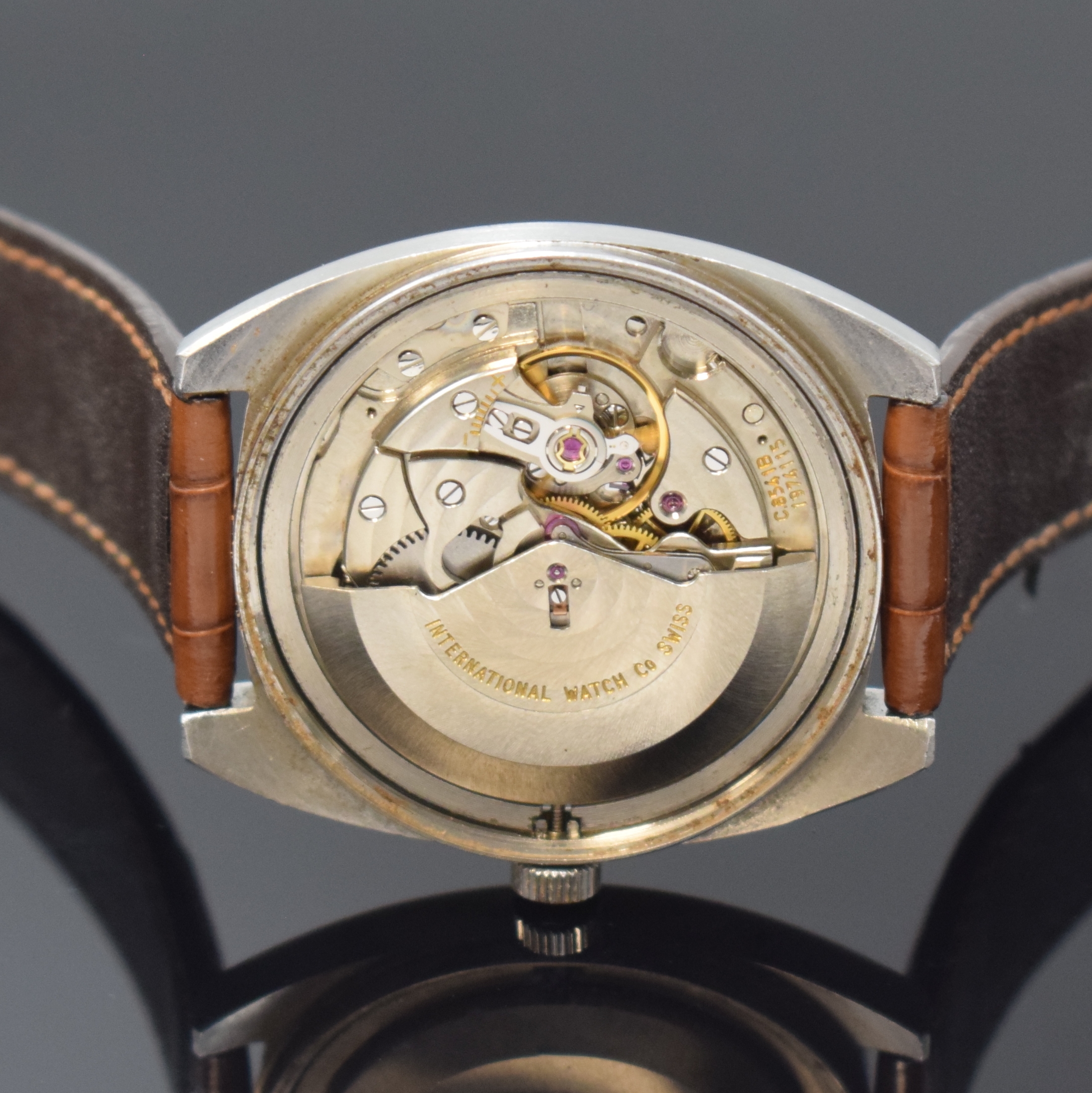 Detail e: IWC Herrenarmbanduhr in Stahl sogenannte "TV- Screen", Schweiz um 1970, Automatik, tonnenförmiges Gehäuse, Boden verschr., silb. ...