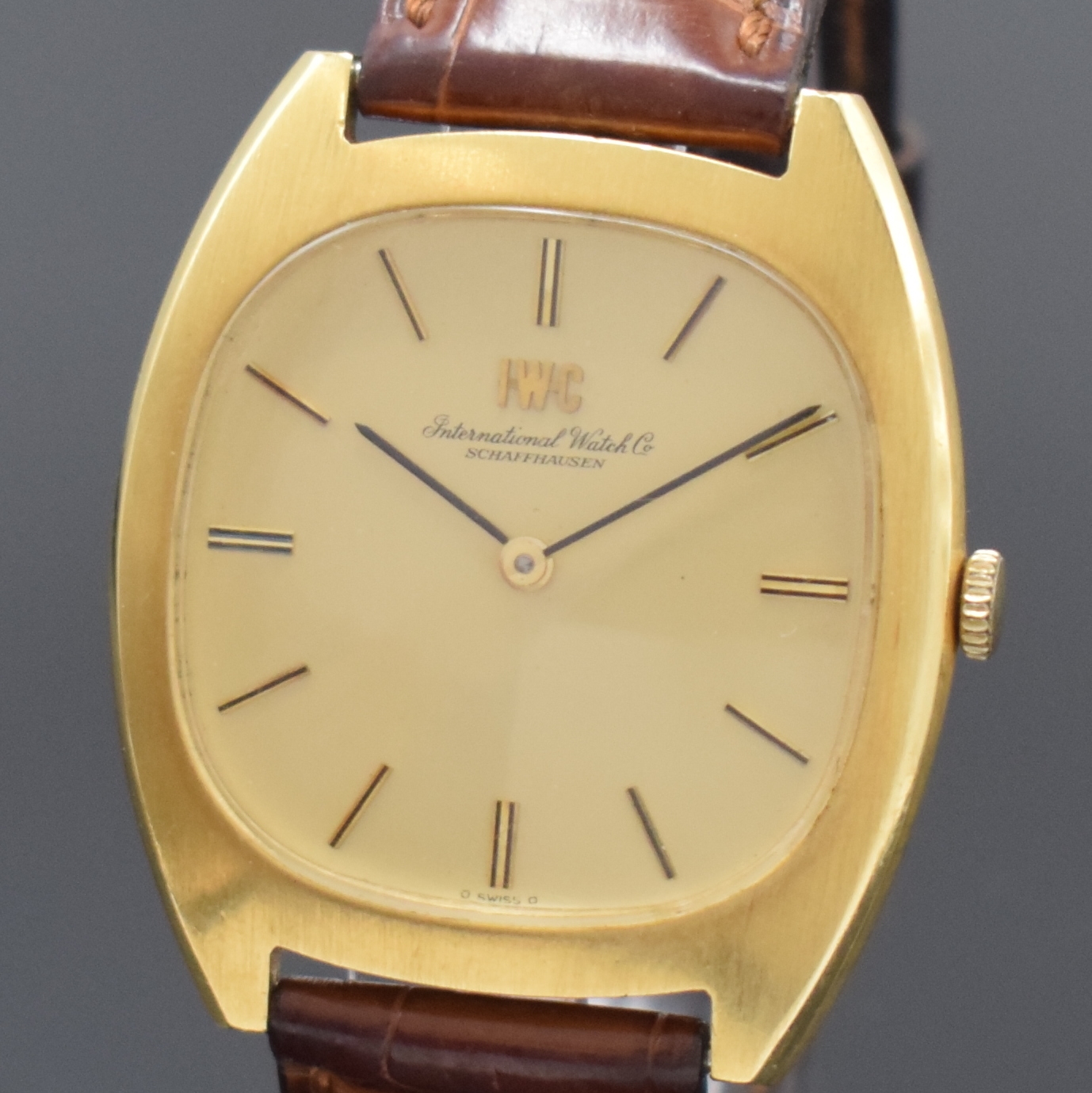 Detail a: IWC Herrenarmbanduhr in GG 750/000 Referenz 2570, Schweiz um 1975, Handaufzug, Boden aufgedr., A. Lange & Söhne Lederband m. verg. Omega Dornschl., ...