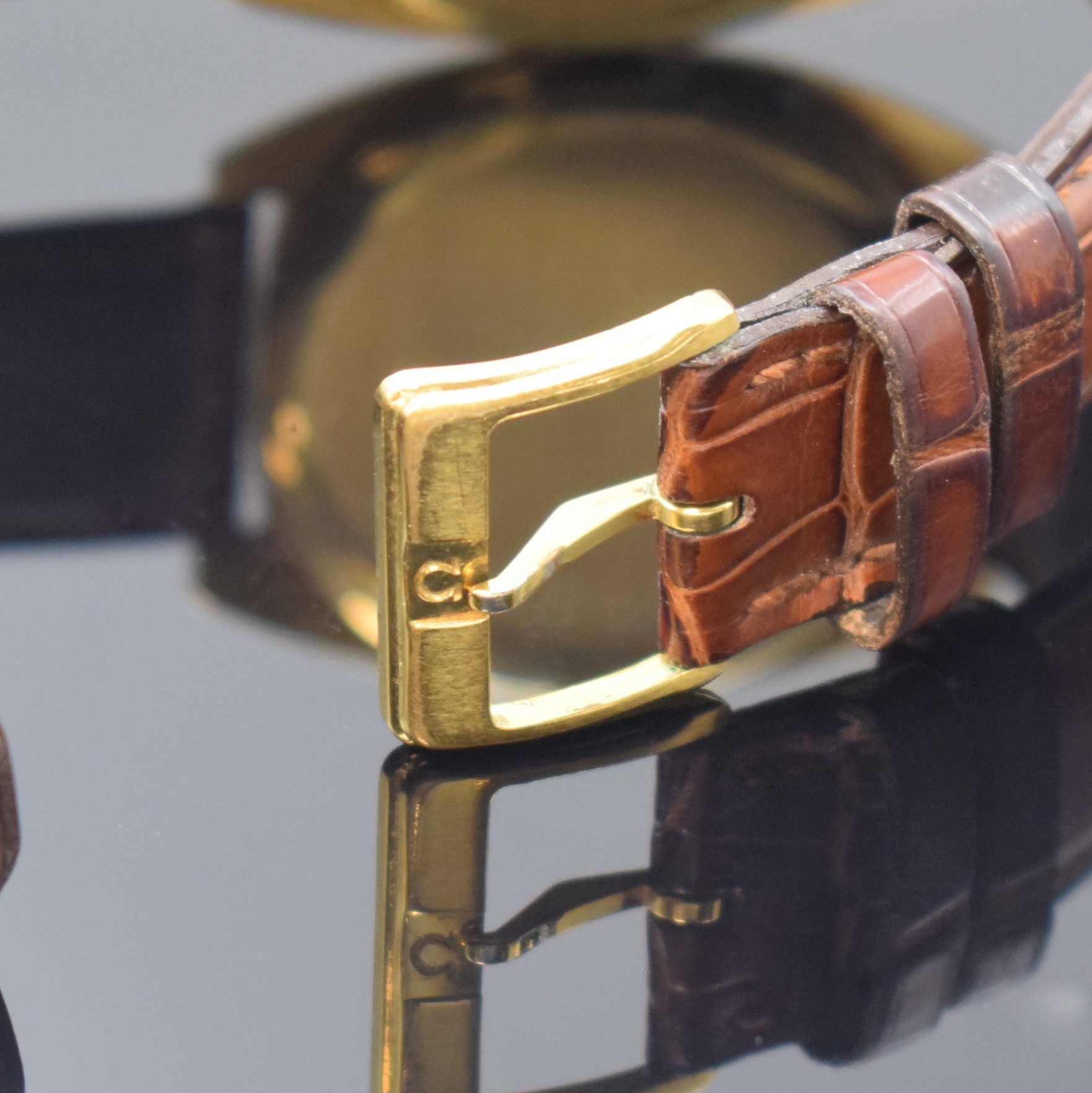 Detail b: IWC Herrenarmbanduhr in GG 750/000 Referenz 2570, Schweiz um 1975, Handaufzug, Boden aufgedr., A. Lange & Söhne Lederband m. verg. Omega Dornschl., ...