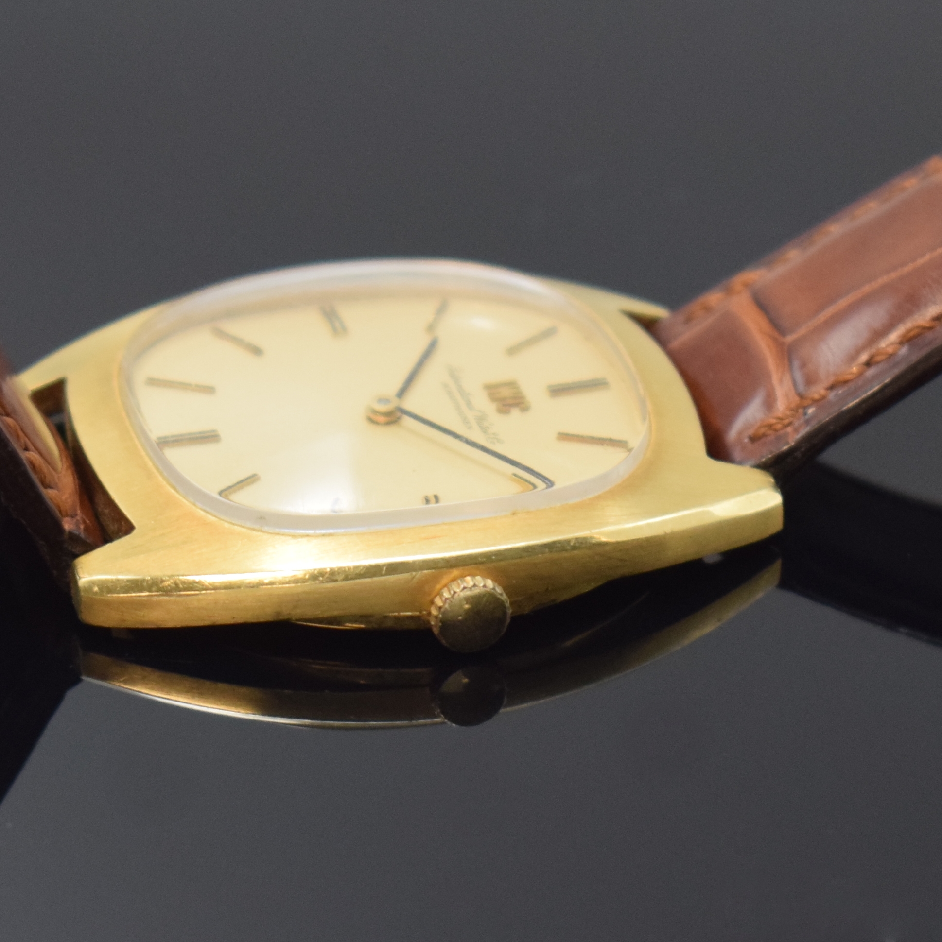Detail c: IWC Herrenarmbanduhr in GG 750/000 Referenz 2570, Schweiz um 1975, Handaufzug, Boden aufgedr., A. Lange & Söhne Lederband m. verg. Omega Dornschl., ...