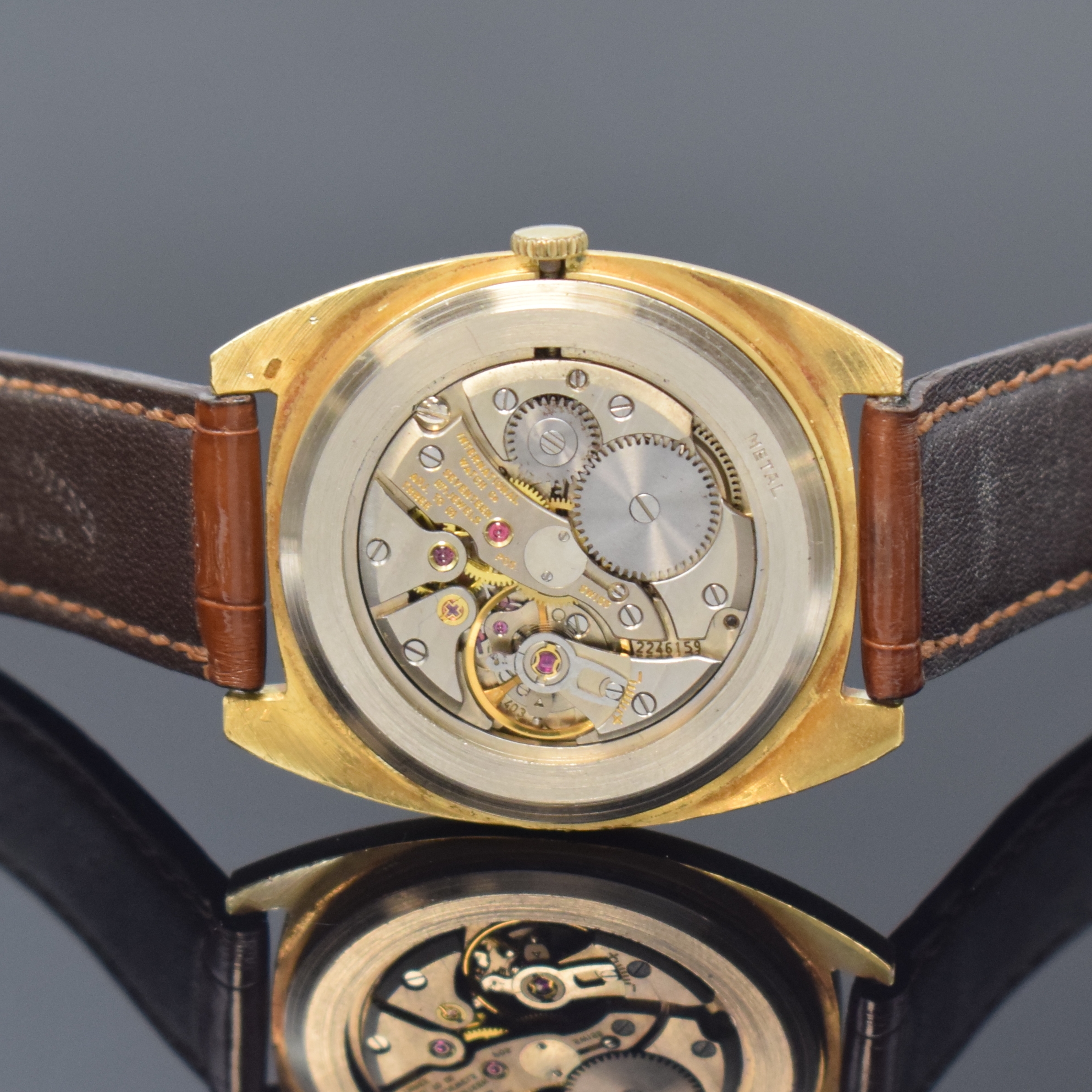 Detail e: IWC Herrenarmbanduhr in GG 750/000 Referenz 2570, Schweiz um 1975, Handaufzug, Boden aufgedr., A. Lange & Söhne Lederband m. verg. Omega Dornschl., ...
