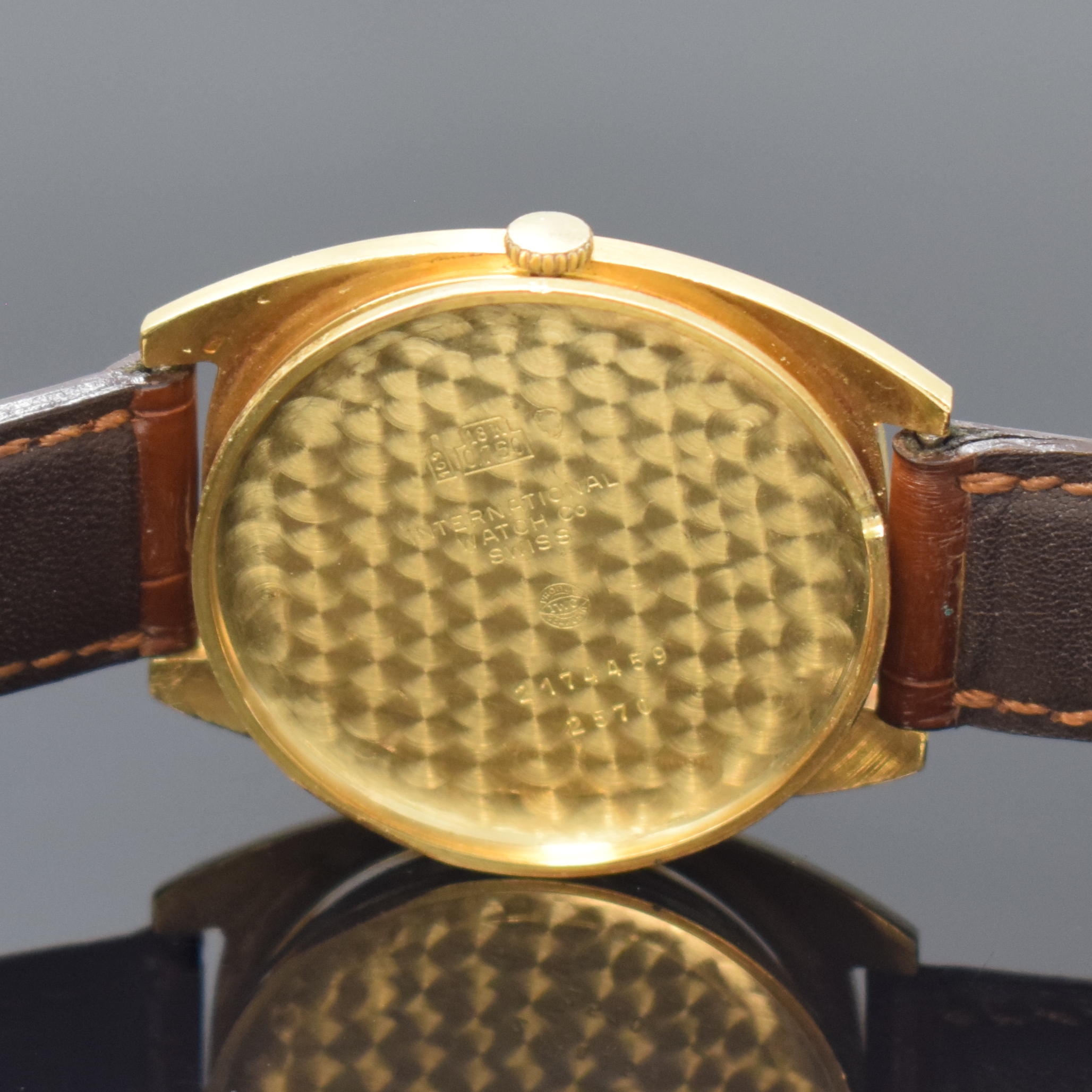 Detail f: IWC Herrenarmbanduhr in GG 750/000 Referenz 2570, Schweiz um 1975, Handaufzug, Boden aufgedr., A. Lange & Söhne Lederband m. verg. Omega Dornschl., ...
