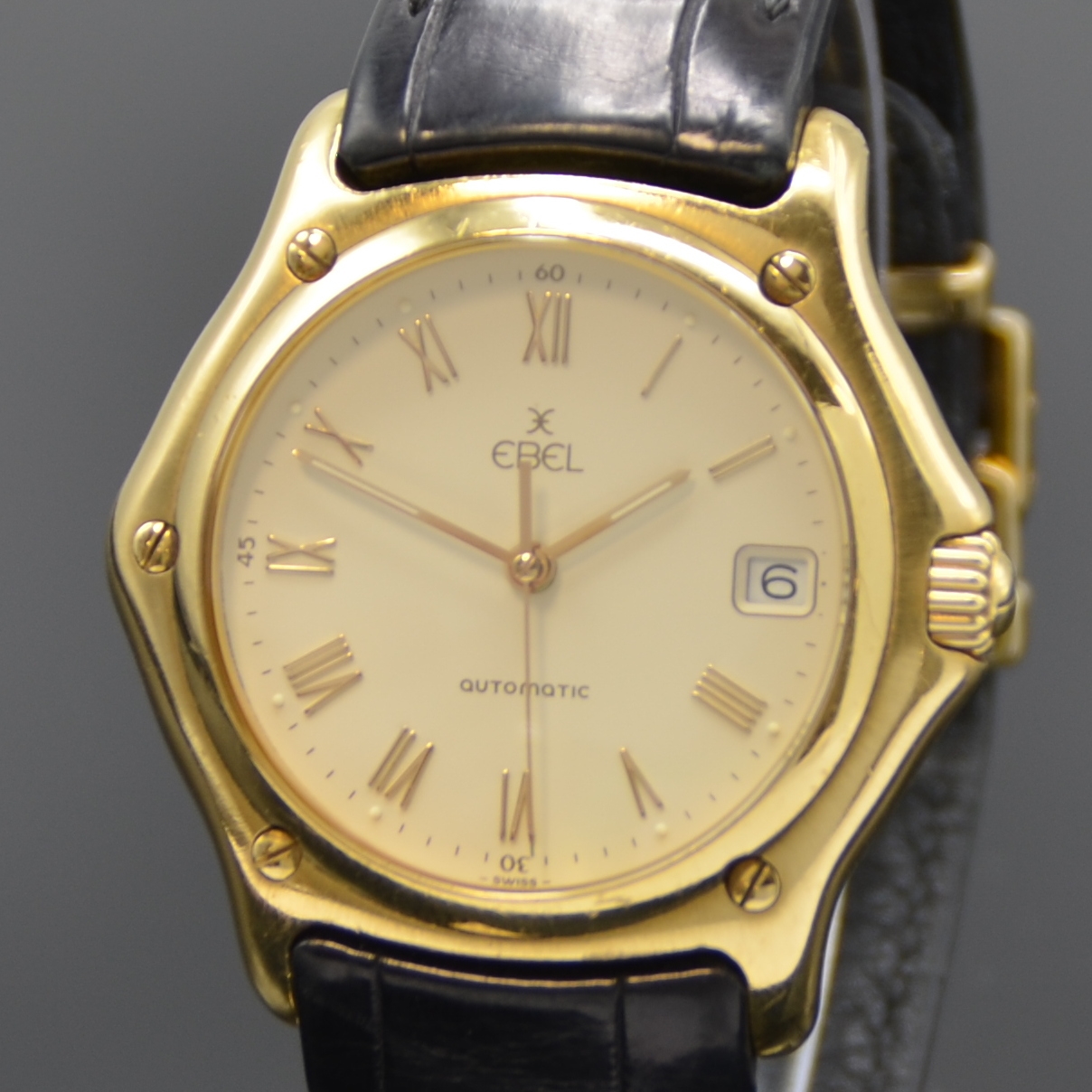 Detail a: EBEL 1911 Senior Herrenarmbanduhr in GG 750/000 Referenz 8080916, Schweiz um 1995, Automatik, Boden 8-fach verschr., orig. Lederband m. Faltschl. in ...