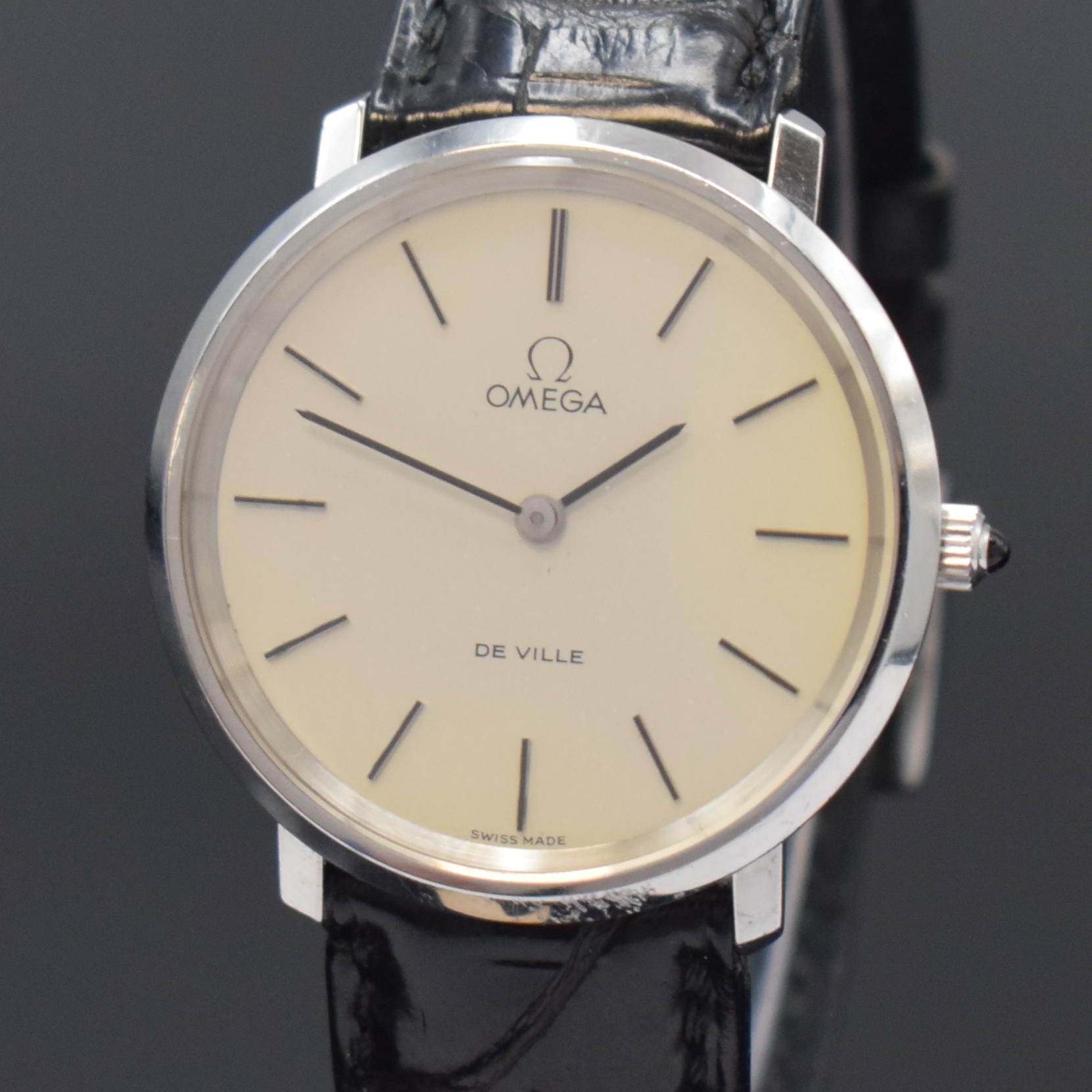Detail a: OMEGA De Ville Armbanduhr in Stahl Referenz 111.0107, Schweiz um 1975, Handaufzug, Boden u. Glasrand aufgedr., neutr. Lederband m. orig. Dornschl., ...