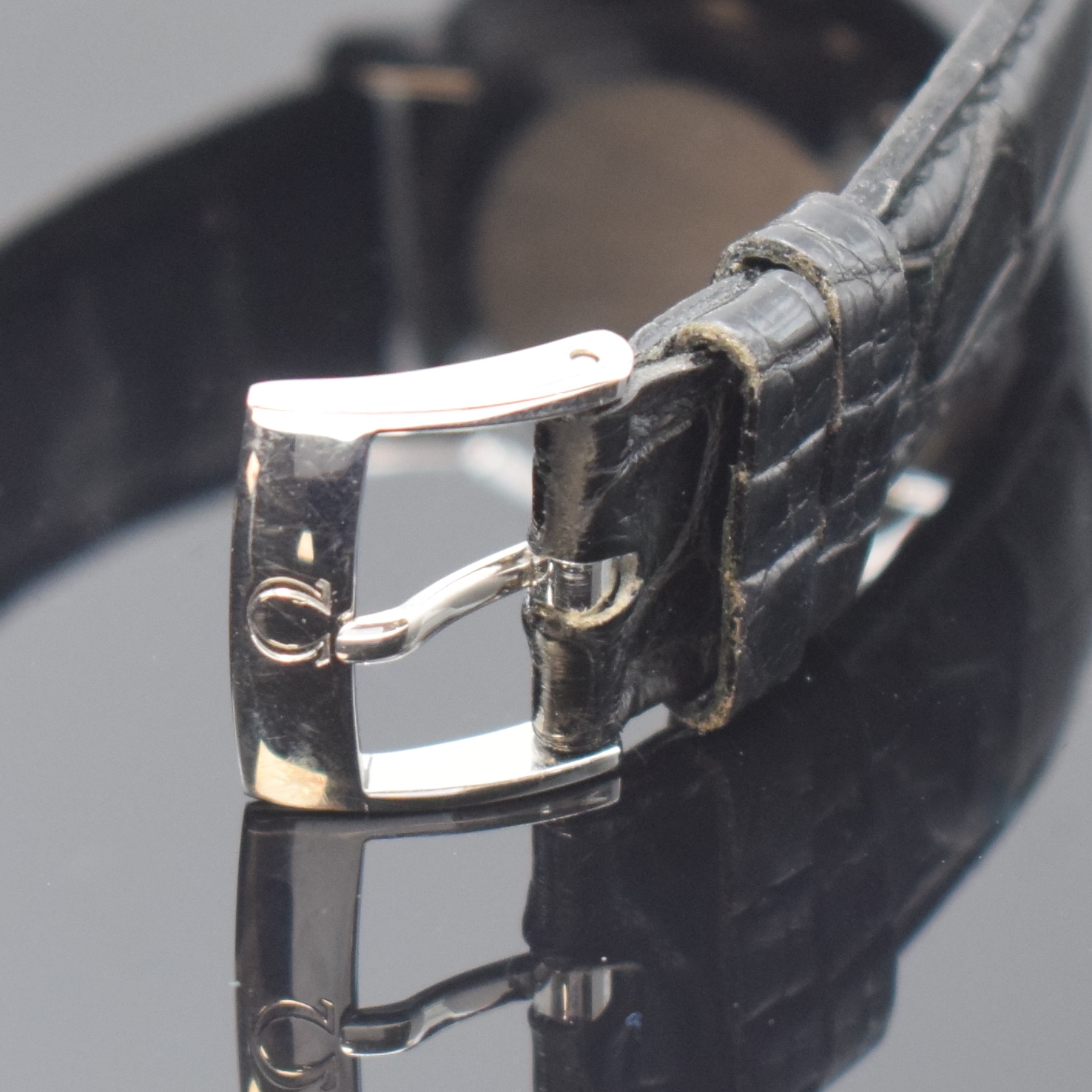 Detail b: OMEGA De Ville Armbanduhr in Stahl Referenz 111.0107, Schweiz um 1975, Handaufzug, Boden u. Glasrand aufgedr., neutr. Lederband m. orig. Dornschl., ...