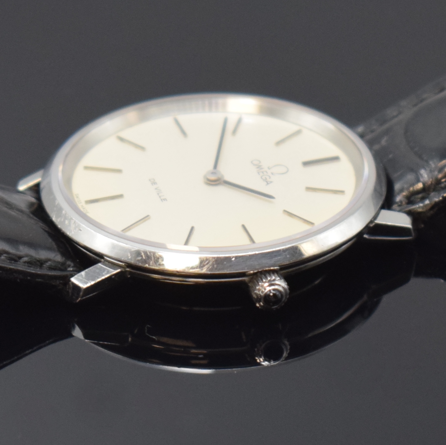 Detail c: OMEGA De Ville Armbanduhr in Stahl Referenz 111.0107, Schweiz um 1975, Handaufzug, Boden u. Glasrand aufgedr., neutr. Lederband m. orig. Dornschl., ...